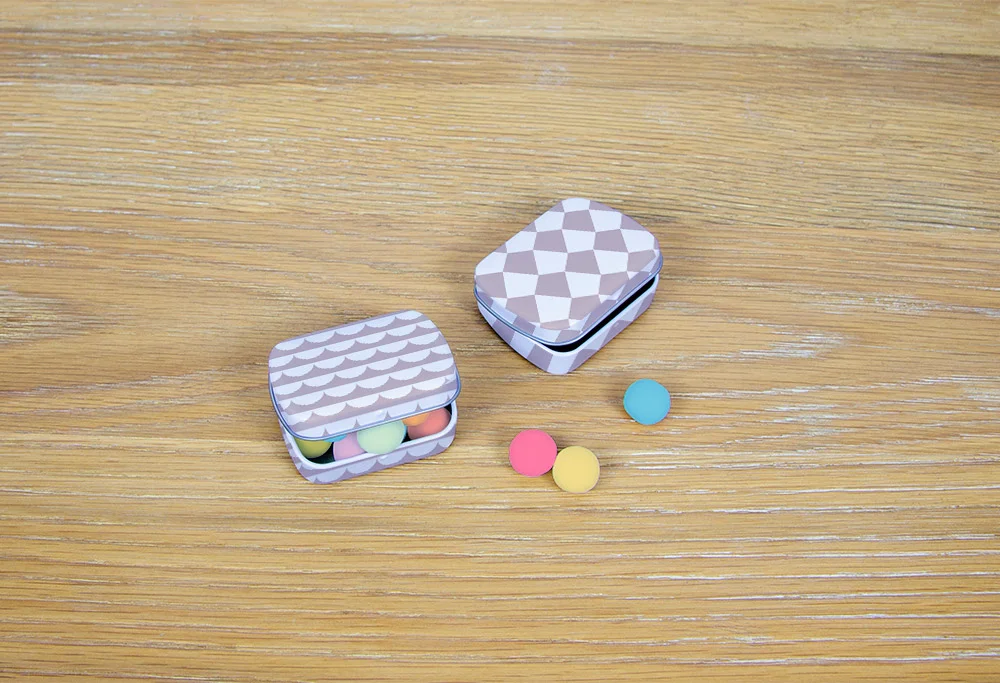2_tins_with_candies_01.jpg