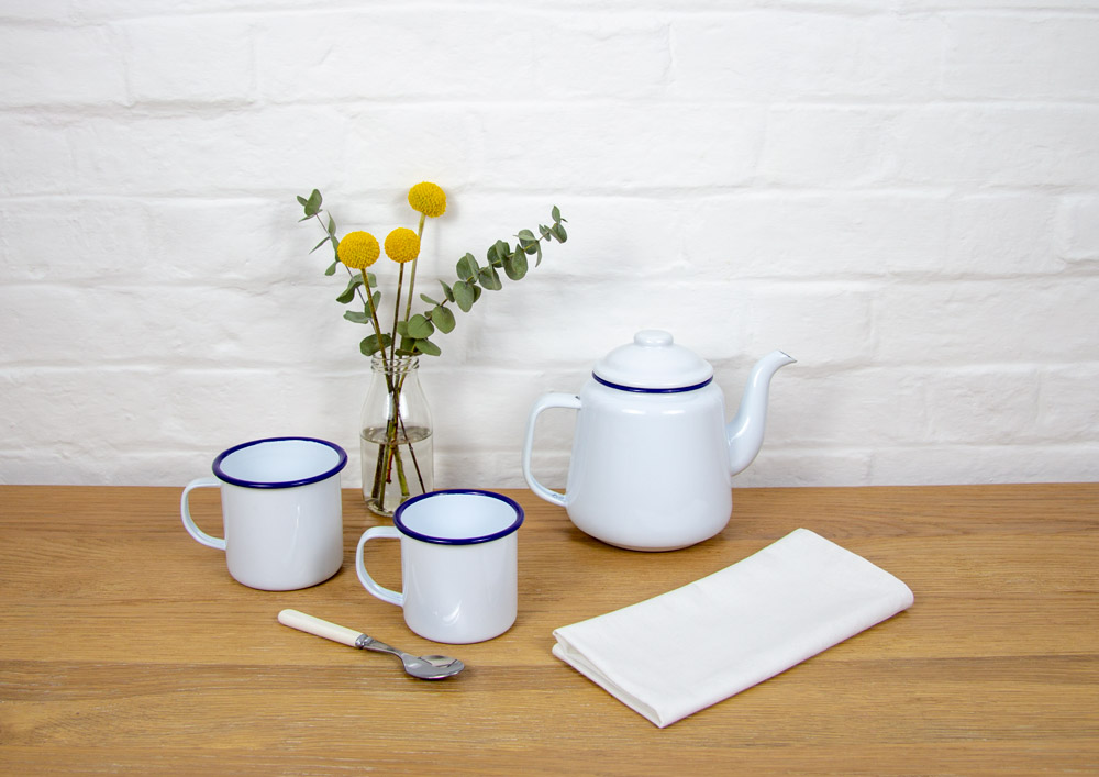 enamel_teapot_mugs_teaspoon_serviette_02.jpg