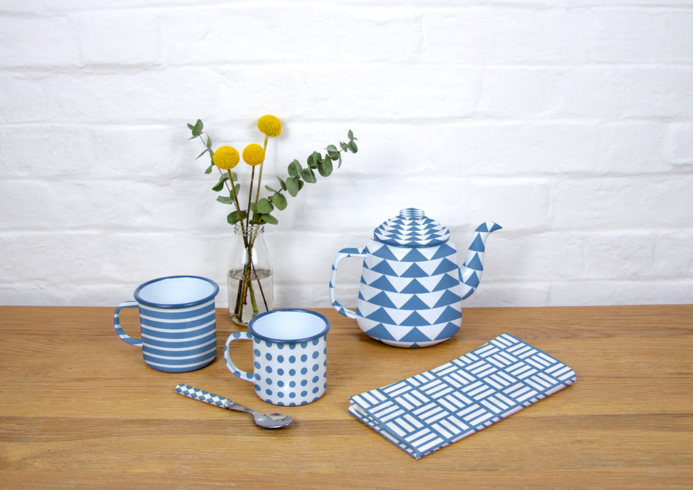 enamel_teapot_mugs_teaspoon_serviette_01.jpg