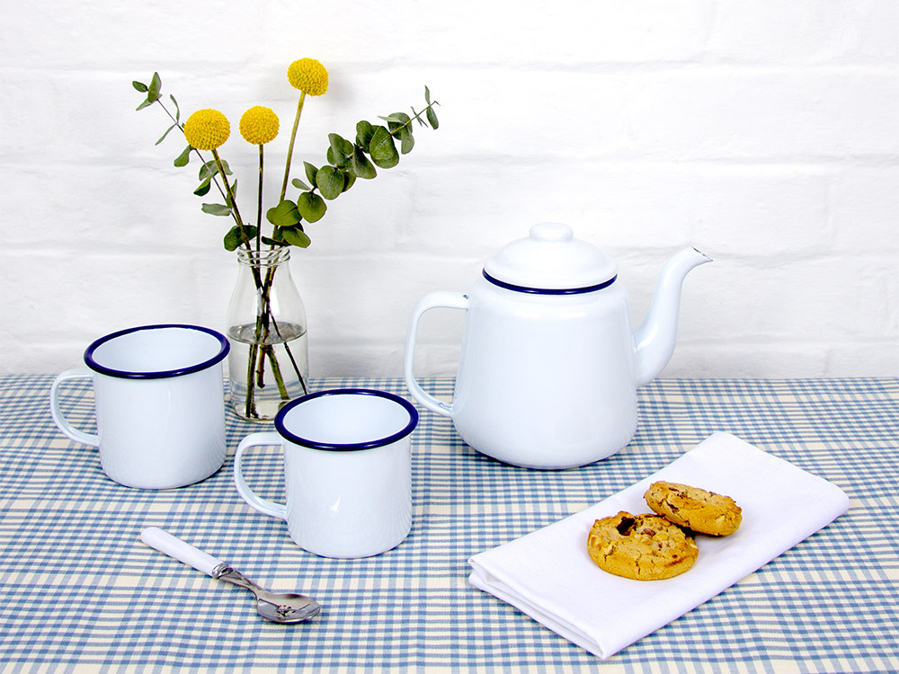 enamel_teapot_gingham_cloth_02.jpg