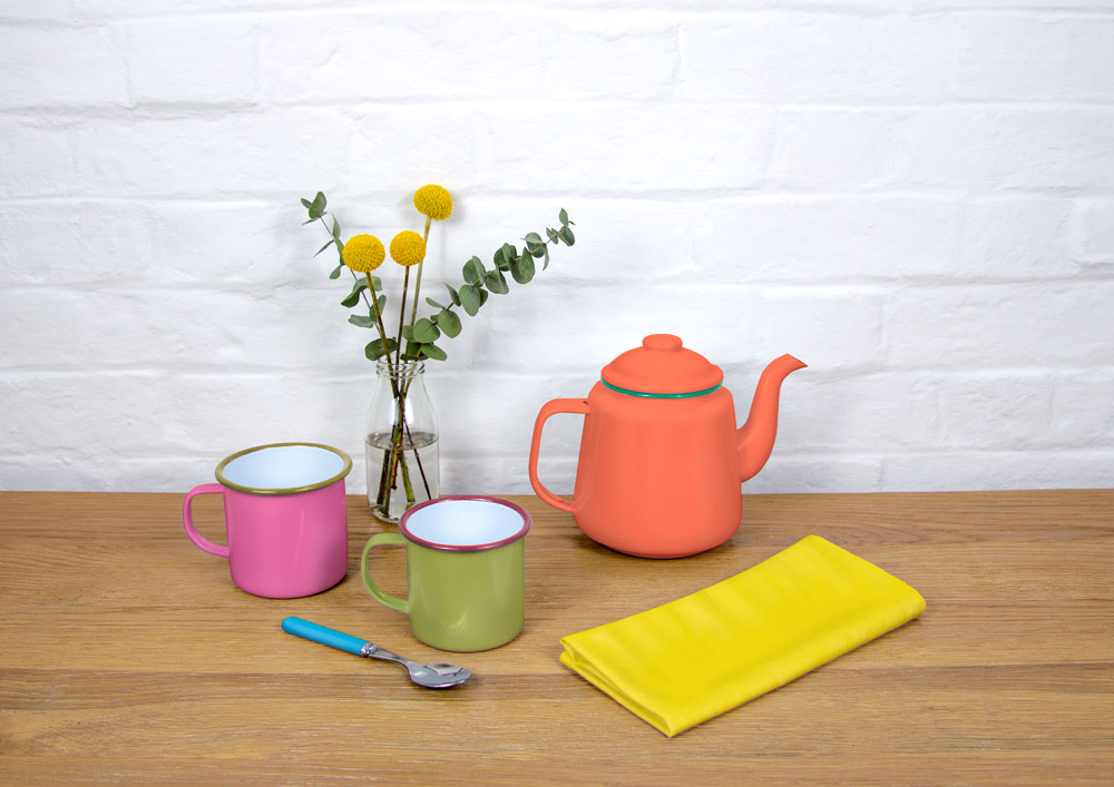 enamel_teapot_mugs_teaspoon_serviette_04.jpg