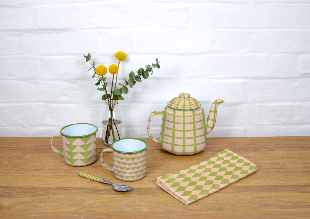 enamel_teapot_mugs_teaspoon_serviette_05.jpg