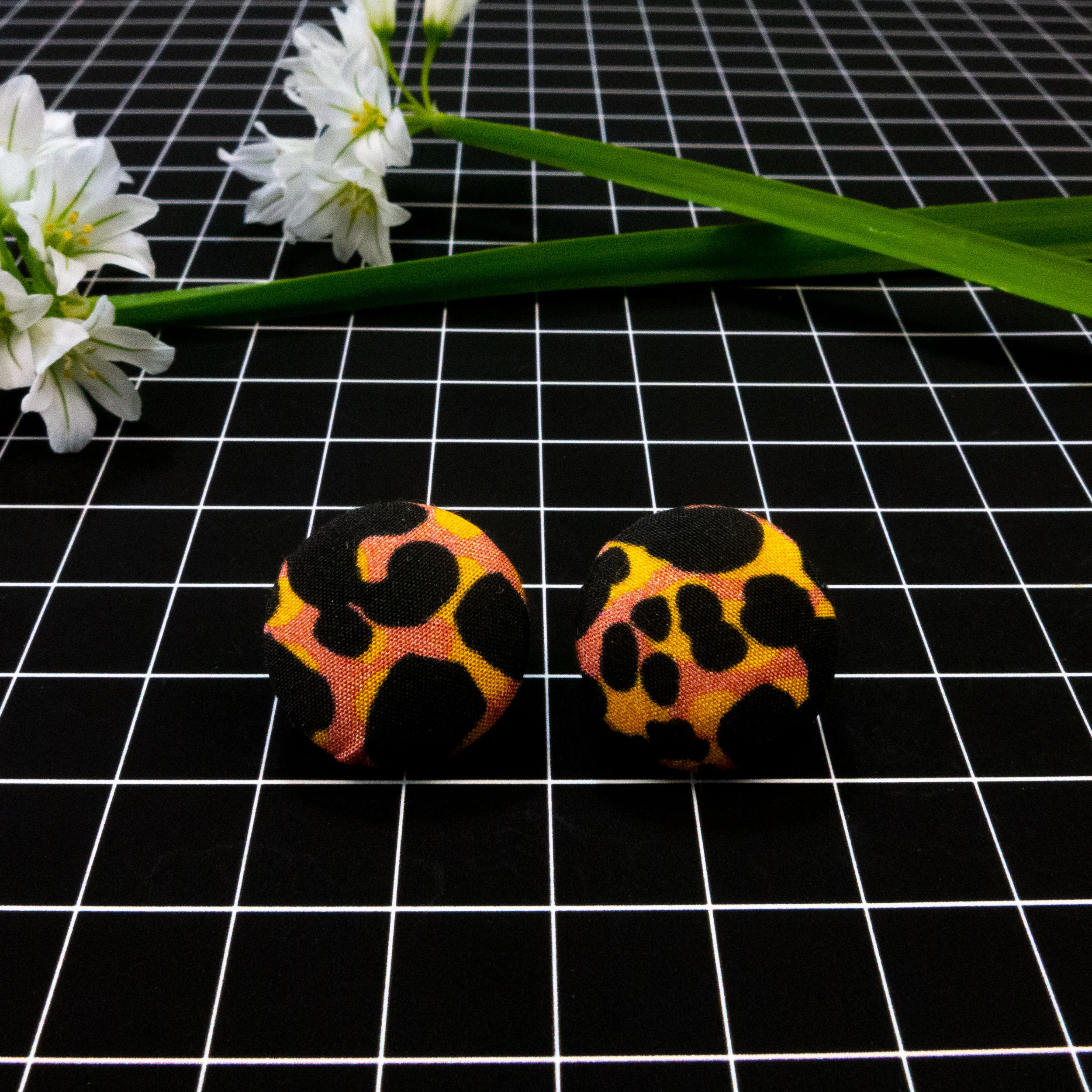 03_Earrings_Leopard_spot_19mm.jpg