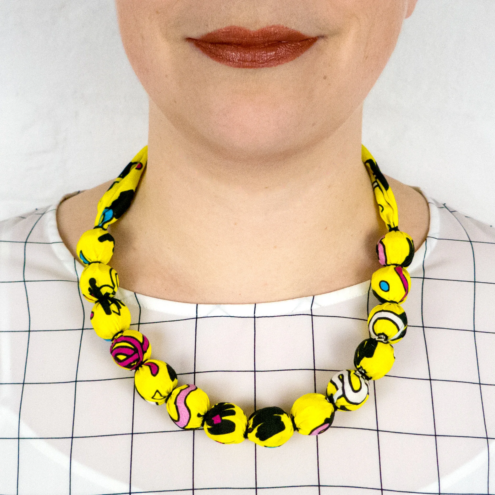 albaquirky_fabric_bead_neacklace_white_memp01.jpg