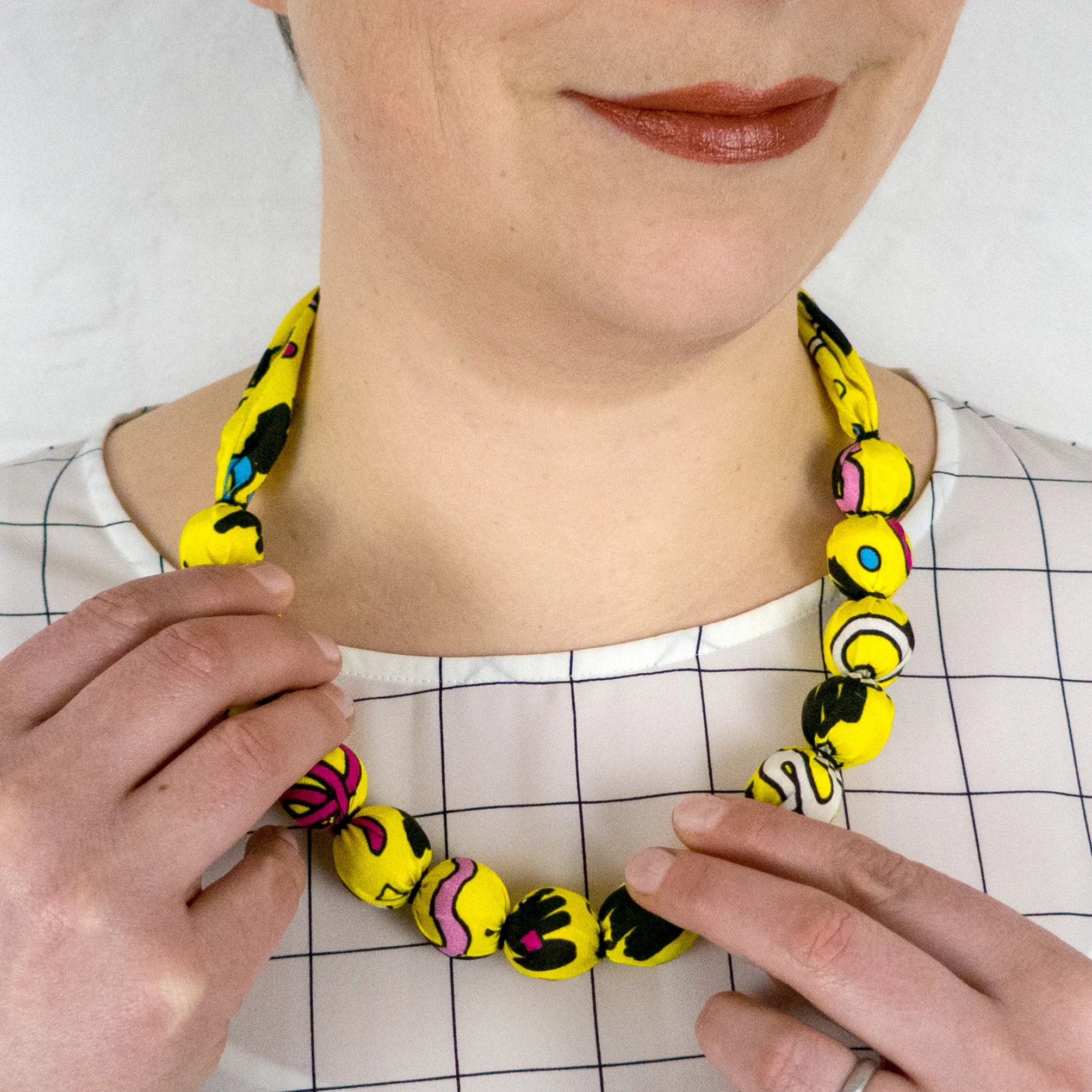 albaquirky_fabric_bead_neacklace_white_memp02.jpg