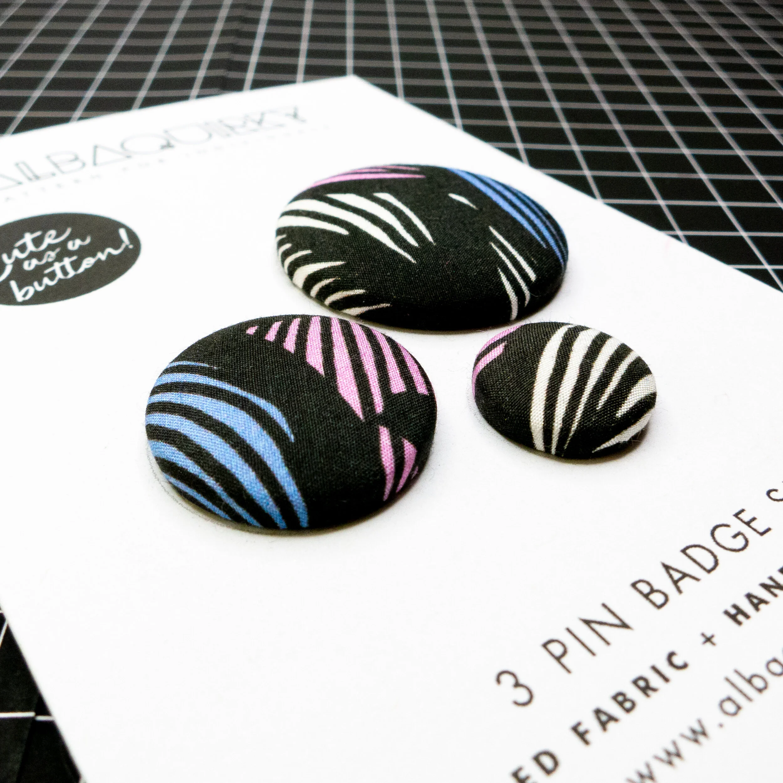 03_albaquirky_pin_badge_leaf_stripe.jpg