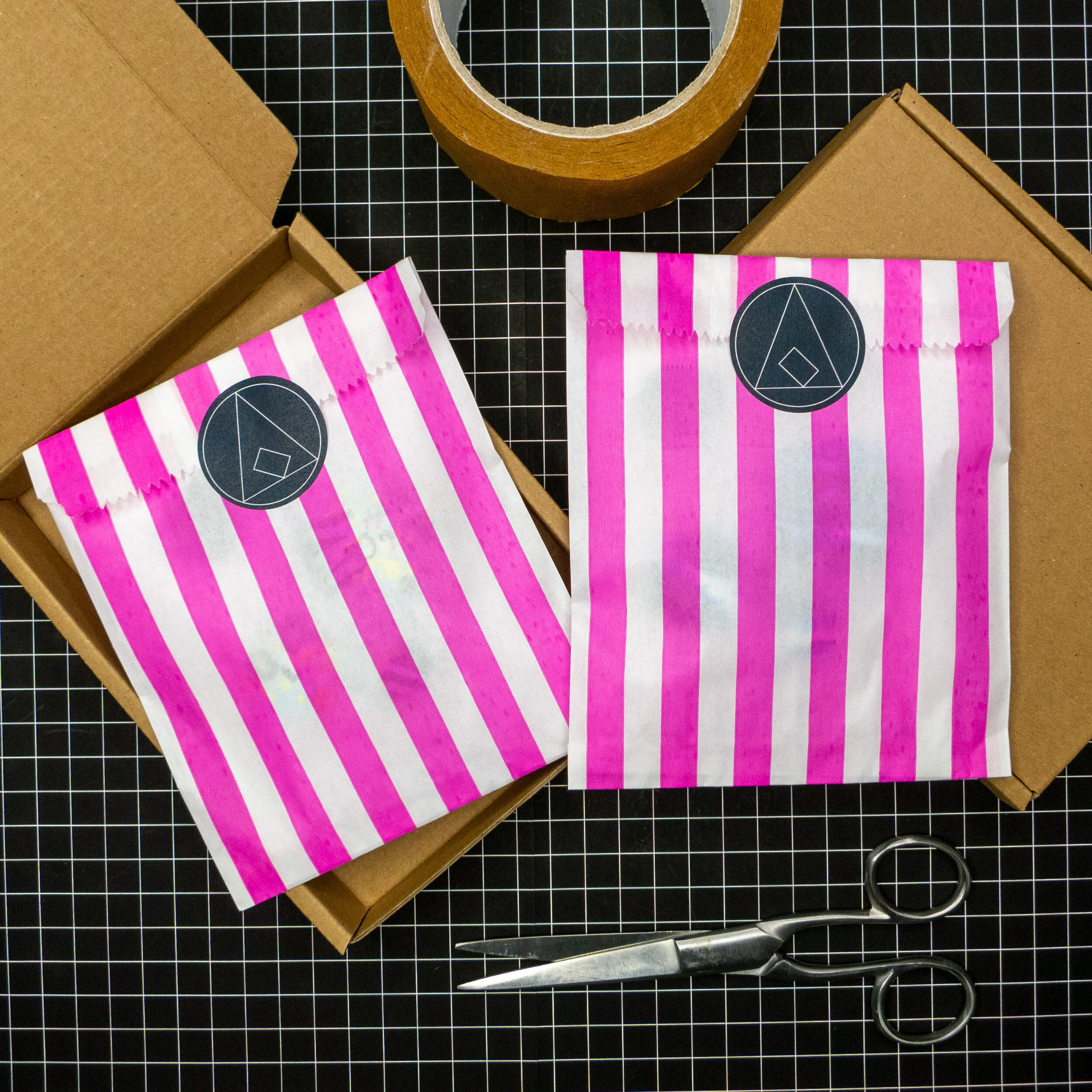 06_albaquirky_pin_badge_packaging.jpg