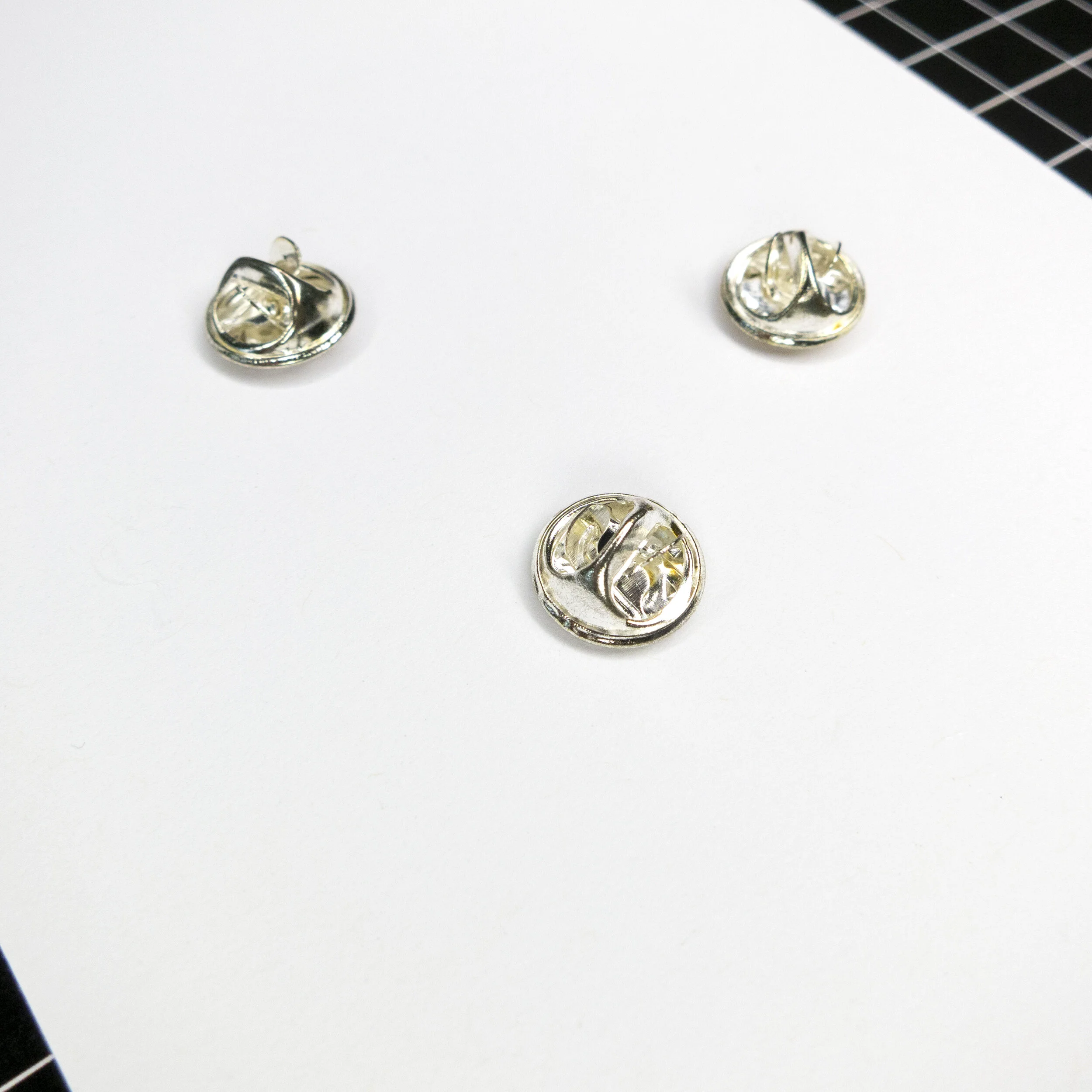 07_albaquirky_pin_badge_backs.jpg