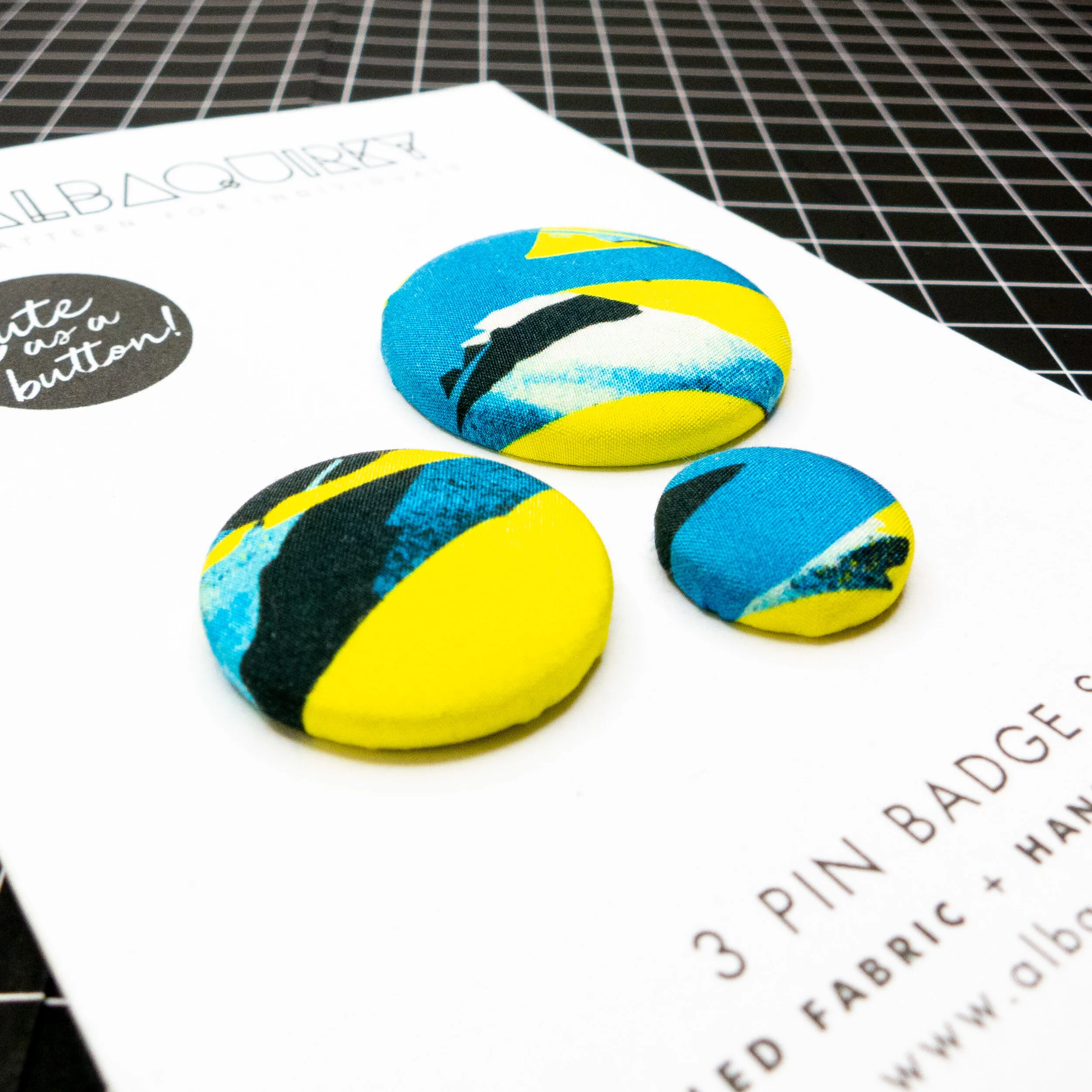 03_albaquirky_pin_badge_waves.jpg