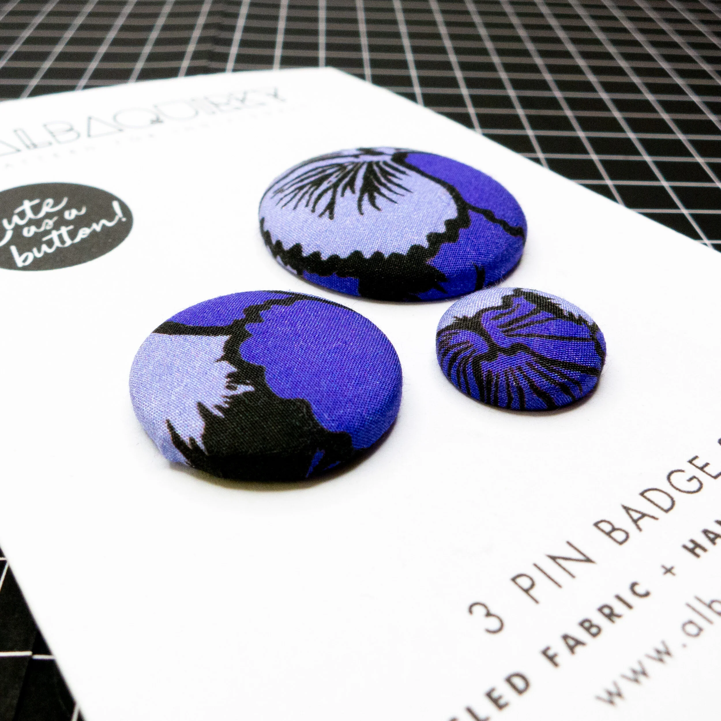 03_albaquirky_pin_badge_pansy.jpg