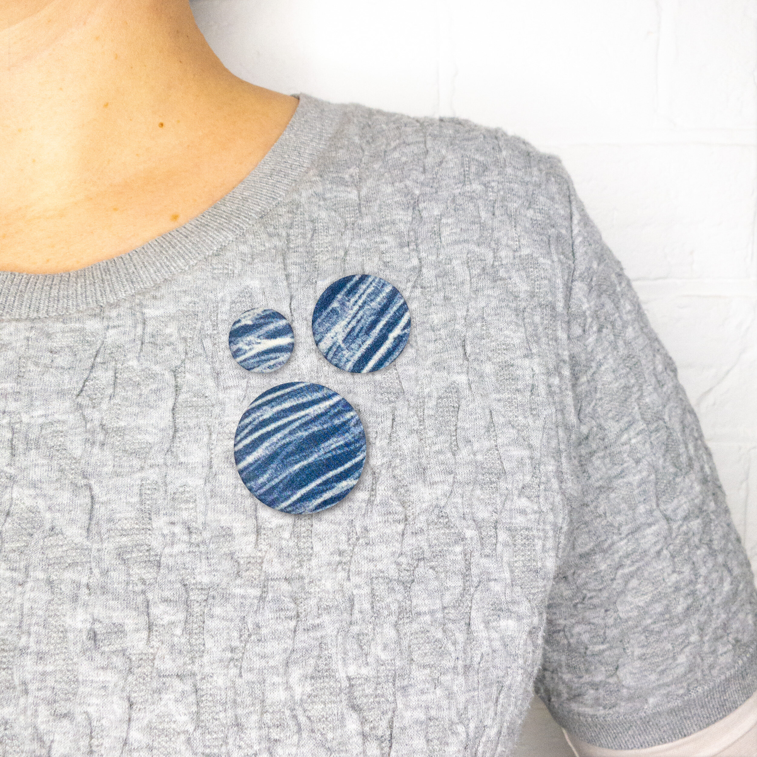 04_albaquirky_pin_badge_blue_grass.jpg