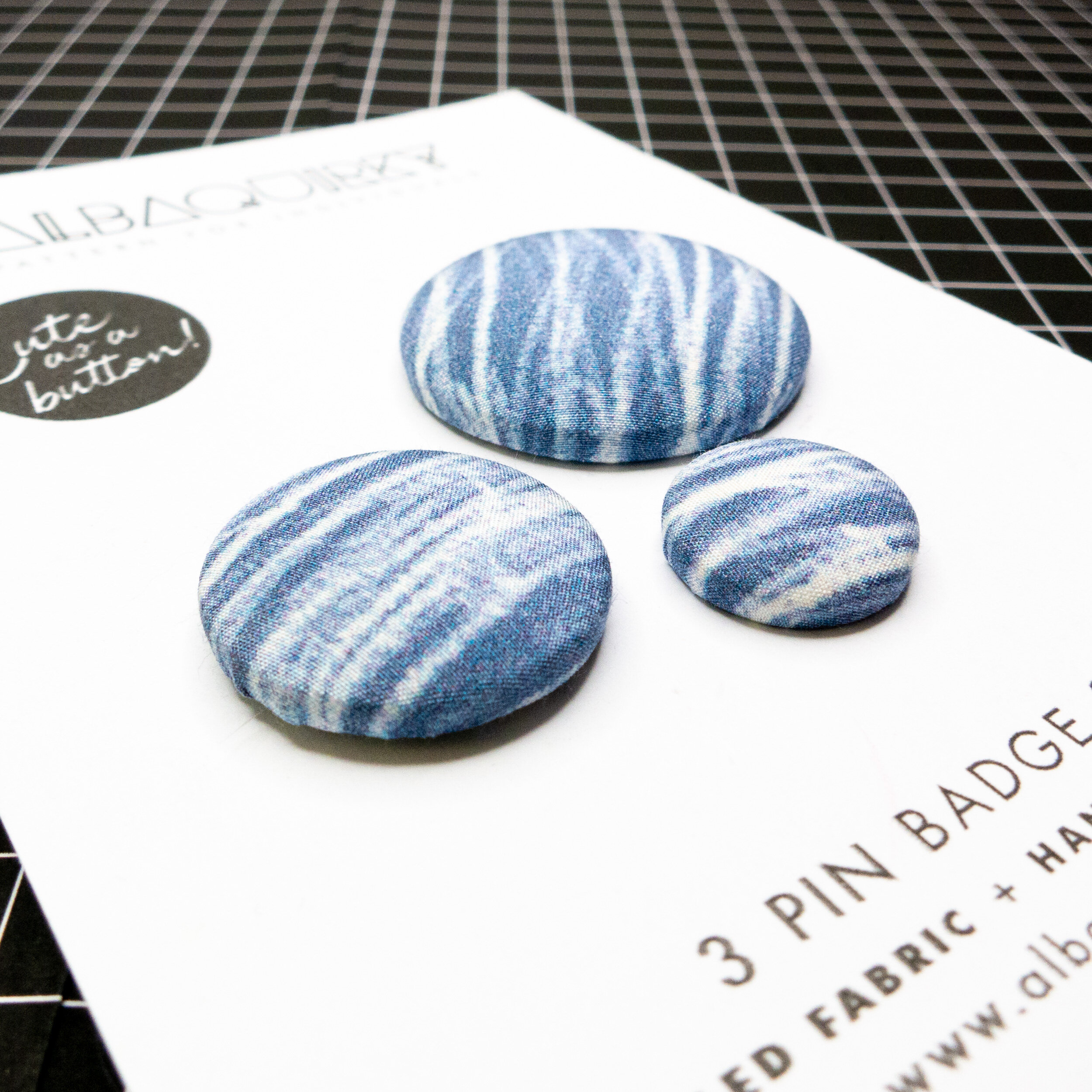 03_albaquirky_pin_badge_blue_grass.jpg