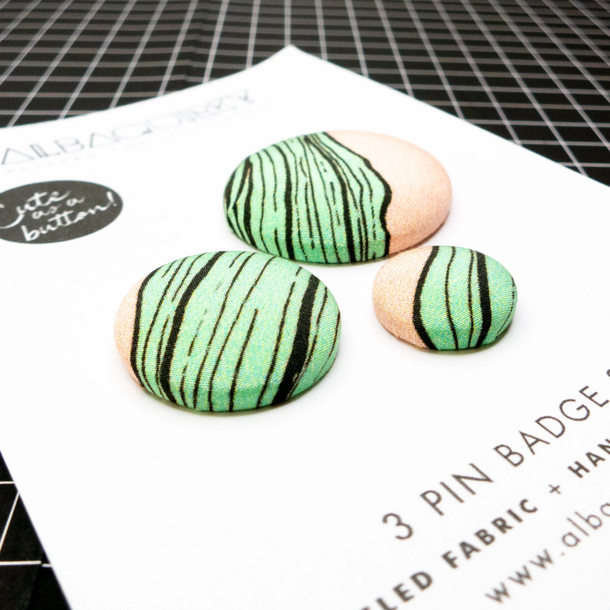 03_albaquirky_pin_badge_big_leaf.jpg