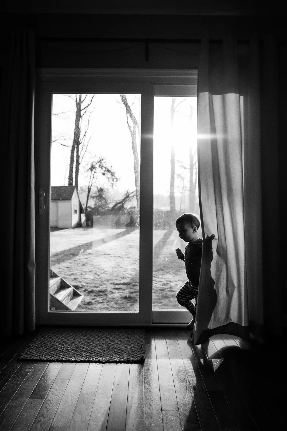 Alexandria Virginia family lifestyle and documentary photography, candid c hild playing in window