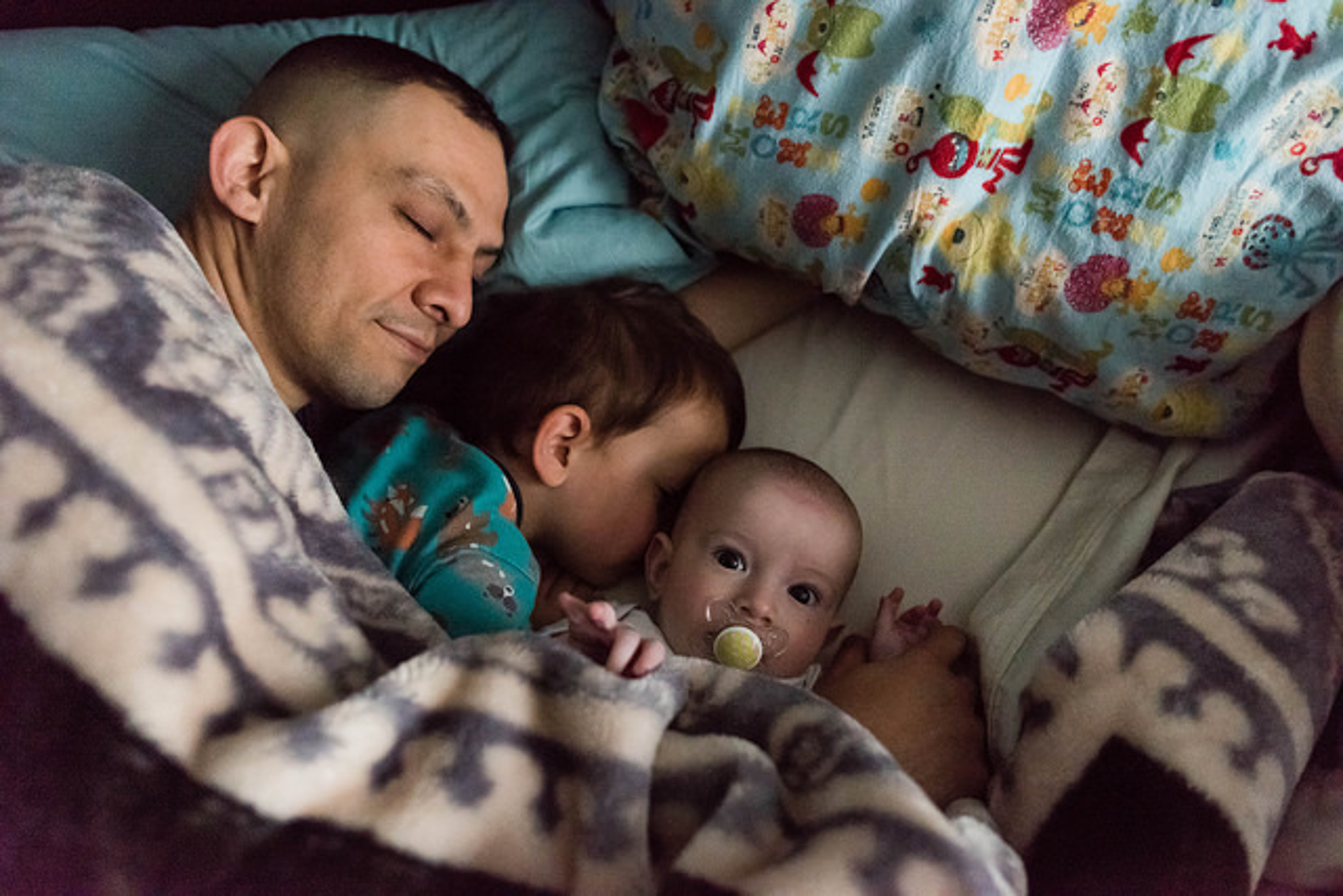 father-snugging-in-bed-with-sons-by-Northern-Virginia-Family-Photographer-Nicole-Sanchez.jpg