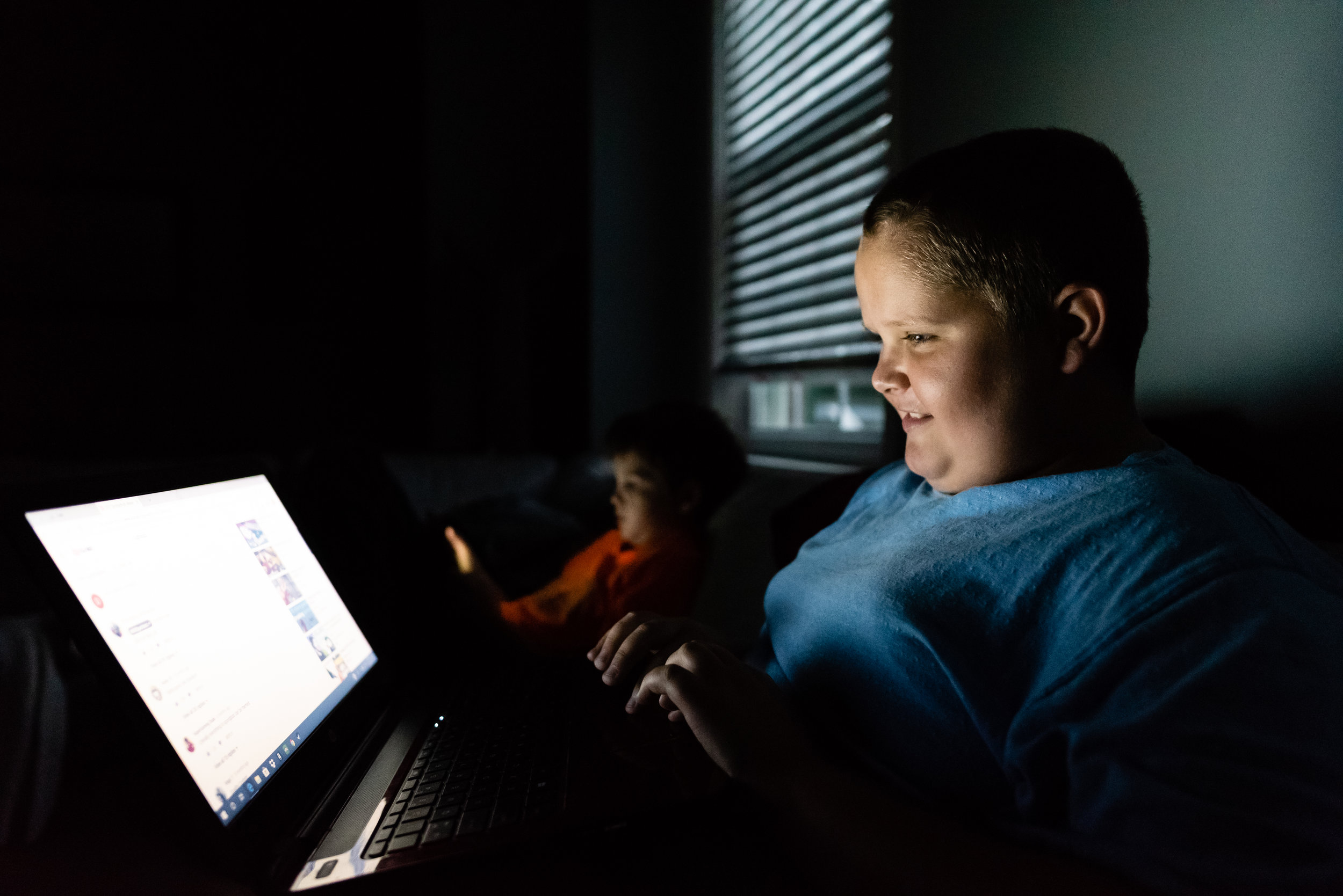 Tween brothers screen time by Northern Virginia Family Photographer Nicole Sanchez