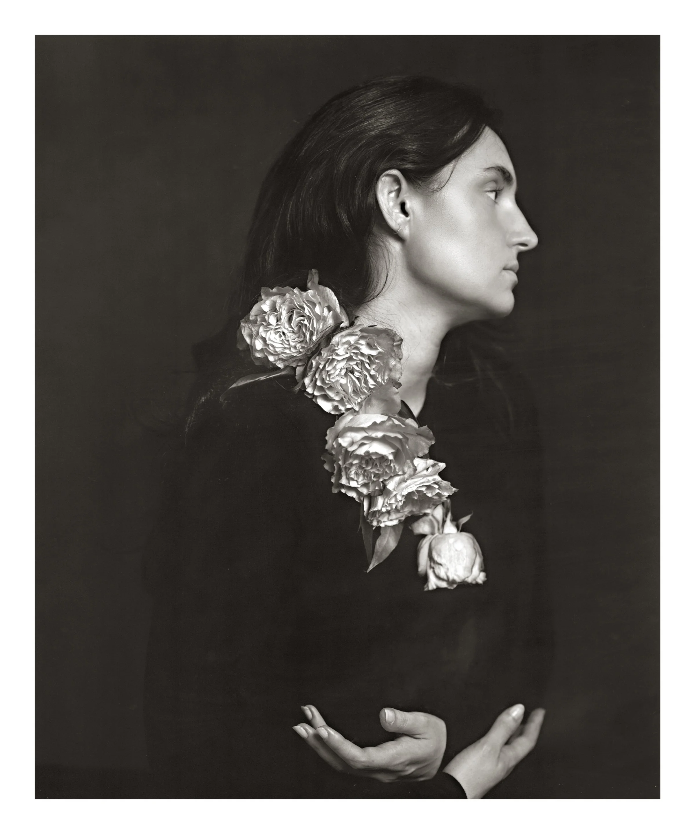  NICOLE WITH ROSES 