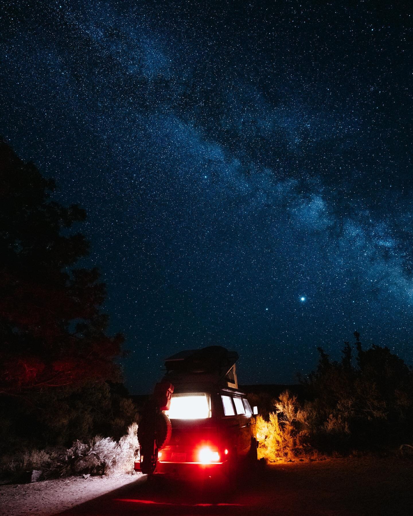 Between gazing at the Super Blue Moon and watching sunsets on the water over the past few days, I can&rsquo;t tell you how much I&rsquo;m looking forward to falling asleep under skies like this again. ⁣💫
⁣
Linhbergh (aka @gondirtin ) took this *insa