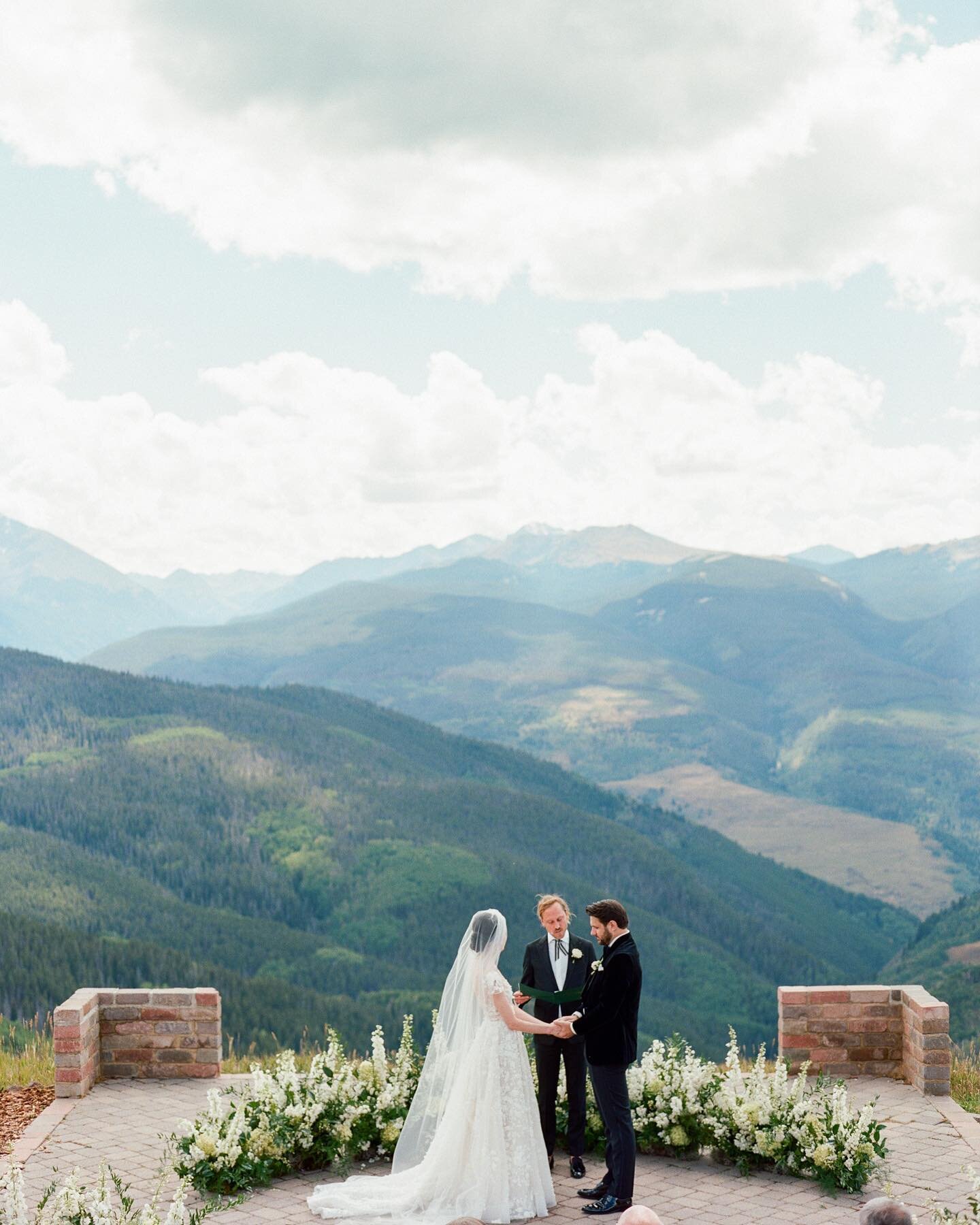 We have no idea why couples get married here. And the views are rubbish. ⁣
Maybe we should&rsquo;ve saved this post for April fools day?⁣
⁣
@lancenicoll @ivagracefloral @vailresortsweddings @arrabelleatvail @elwynnandcass 
⁣
#banksandleaflove #elevat