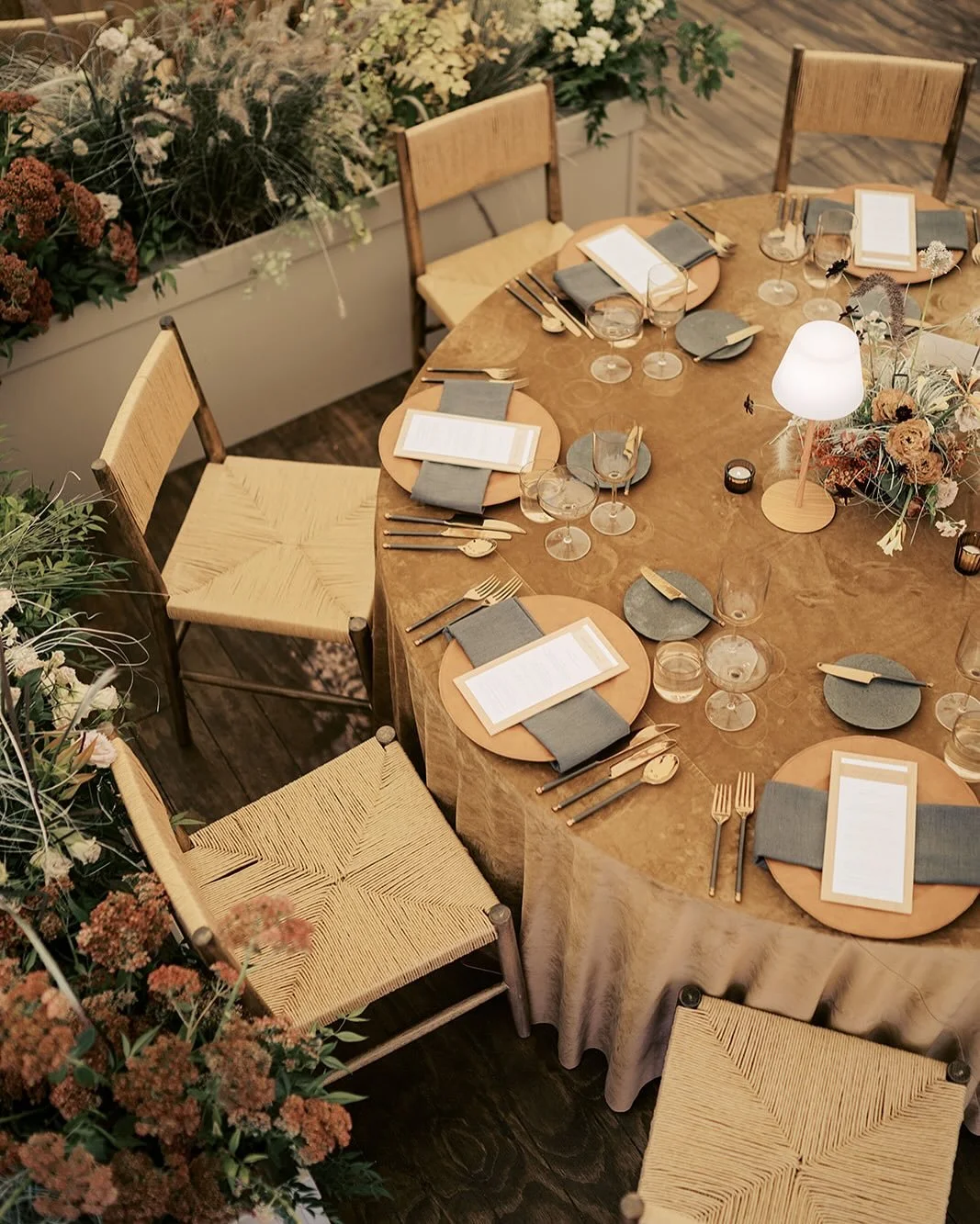 A moment for Kate &amp; Henry&rsquo;s reception details ✨

How do you make a tent in an open field feel cozy and intimate?
We started with a custom deck extending from the tent for enjoyment of the sweeping views, fire pits, and a bar inspired by Pen