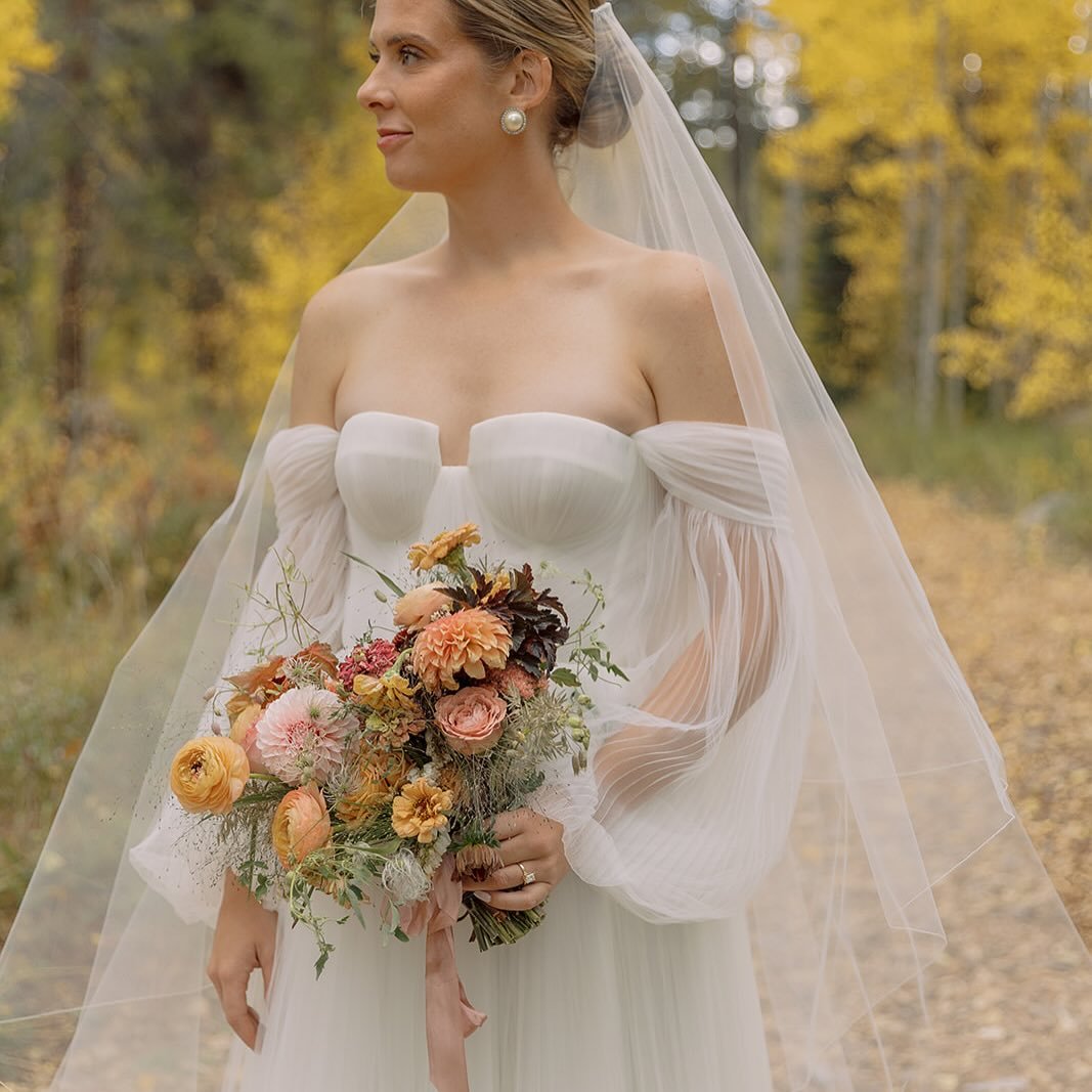 Everything about this wedding embodied the essence of a dreamy autumn mountain celebration. Tucked away in the woods, the ceremony felt like an intimate escape, surrounded by nature&rsquo;s richest fall hues. A perfect blend of luxury and simplicity.