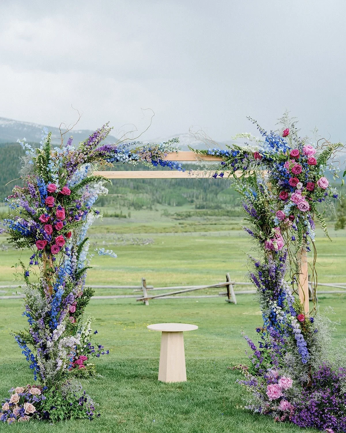 Do you crave color? 🙋🏻&zwj;♀️🙋🏼&zwj;♀️ Let&rsquo;s dive into the highlights of this unforgettable celebration!&thinsp;
&thinsp;
From the very beginning, it was clear this bride had an impeccable vision. Her love for flowers, texture, and bold col