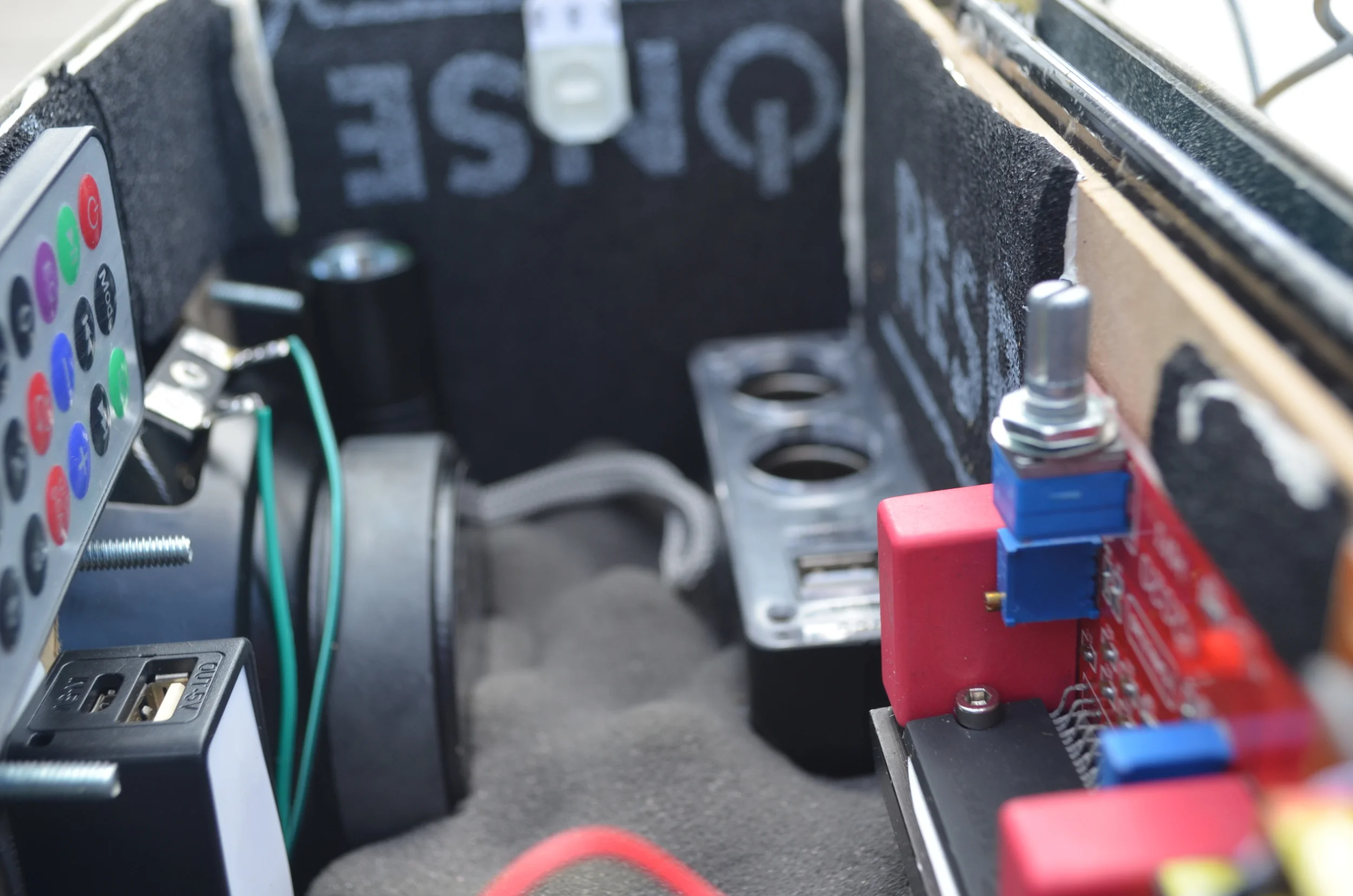  Inside the speaker features, Portable 5V usb Charger, 2 USB Charger Sockets, 2 12V Cigarette lighter sockets, 1 torch, a multitool and a phone pouch.&nbsp; 