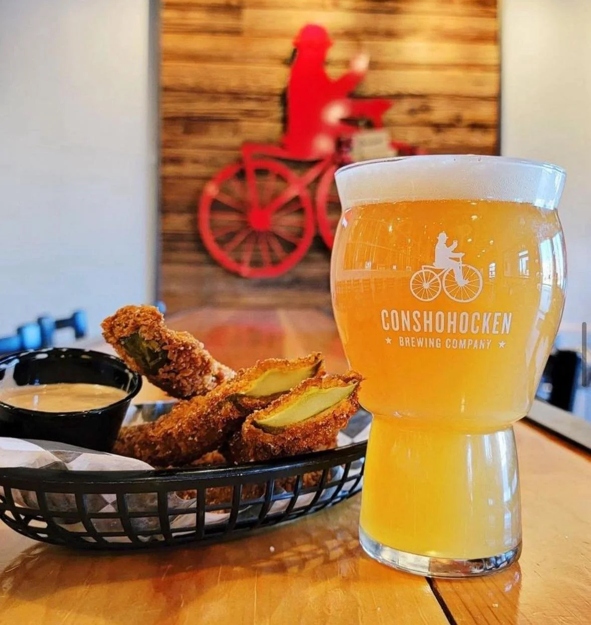 Those who know, know&hellip; Our fried pickles are FULL spears, so you get all the pickle flavor WITH the crunch warm coating 😋 

Cheers 🍻