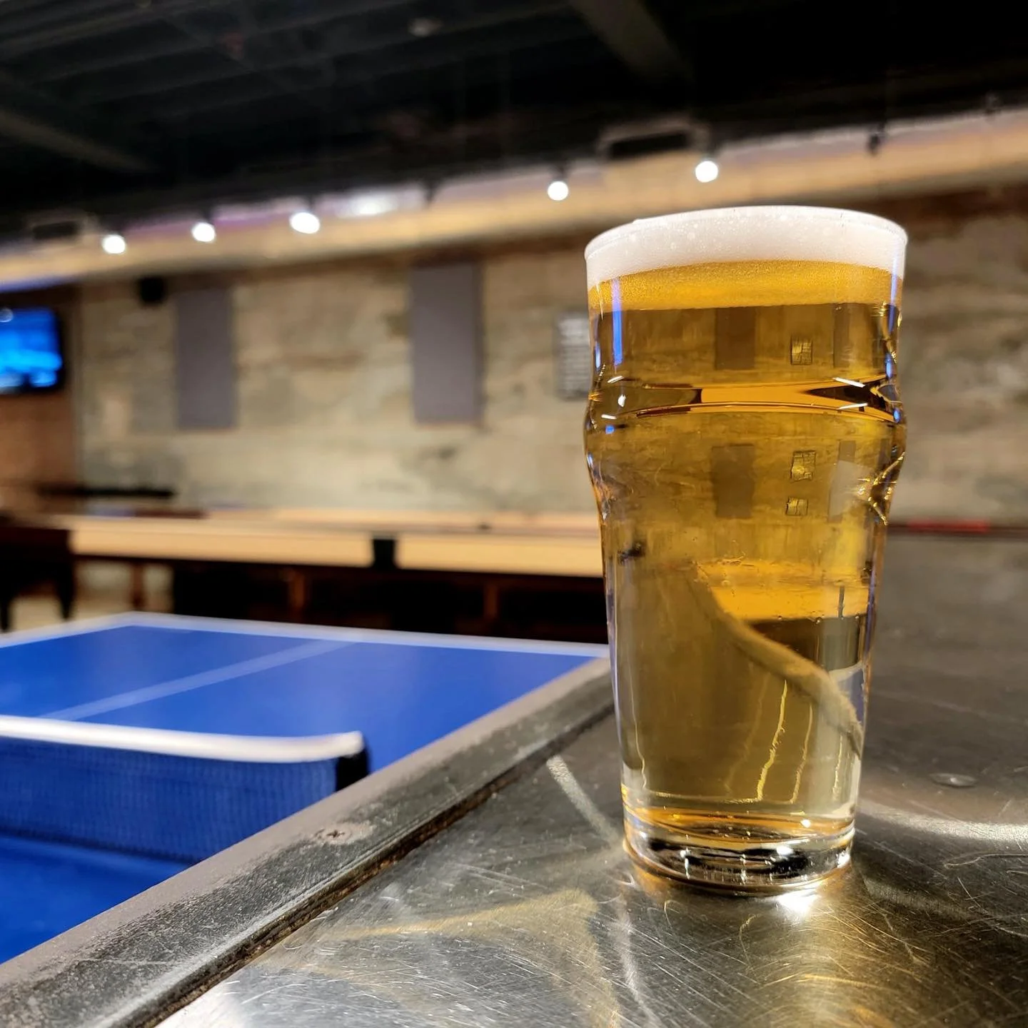 🍺 Friday vibes at Rec Room = a pint of Daybier, some ping pong + shuffleboard, and live music tonight with @soundbankpresents. Show starts at 8, see you here!