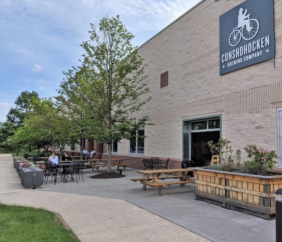 It's a perfect day for a pint and a bite on our patio. See you soon πΆοΈ