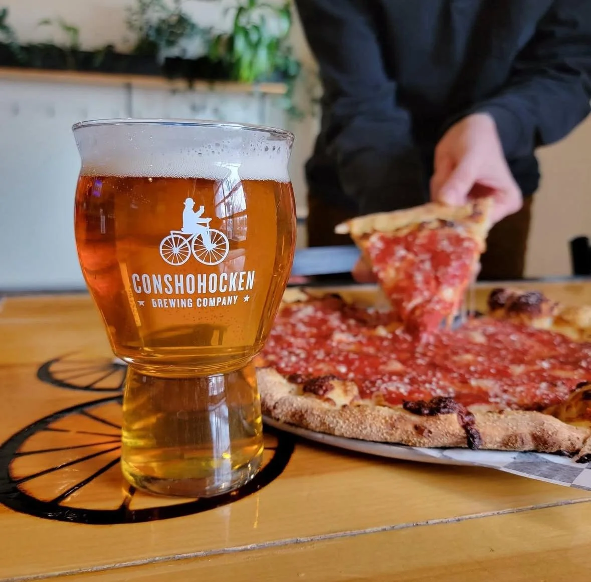 Lunch is served! Grab our 12&rdquo; 𝘜𝘱𝘴𝘪𝘥𝘦 𝘋𝘰𝘸𝘯 pizza and a cold pint for the perfect midday break. 🍕🍺

In a rush? Order ahead for to-go at the link in bio.