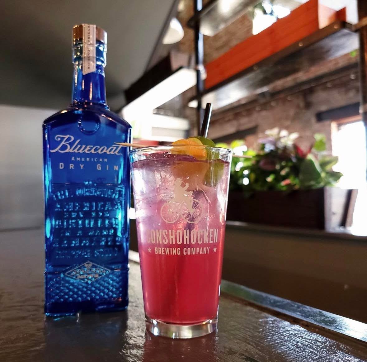 A beautiful Monday calls for a cocktail. Swing by Puddlers Kitchen &amp; Tap for drinks, food, and a great start to the week🍹