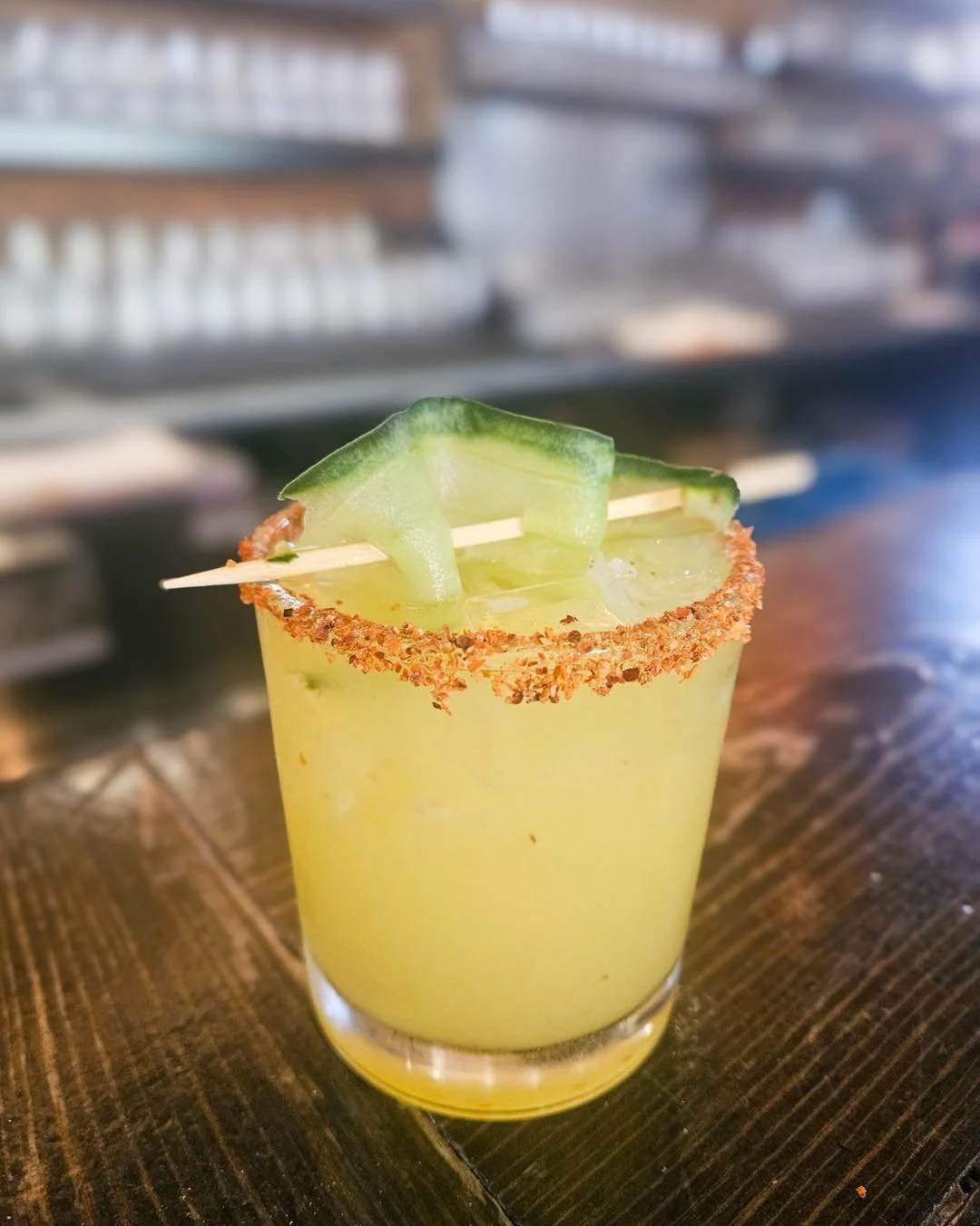 Beautiful spring weather + new spring cocktails = a very good weekend 🙌 

The 𝗦𝗽𝗶𝗰𝘆 𝗖𝘂𝗰𝘂𝗺𝗯𝗲𝗿 𝗣𝗶𝗻𝗲𝗮𝗽𝗽𝗹𝗲 𝗠𝗮𝗿𝗴𝗮𝗿𝗶𝘁𝗮 is sweet, spicy, and finished with Taj&iacute;n, and the 𝗦𝗽𝗿𝗶𝗻𝗴 𝗢𝗹𝗱-𝗙𝗮𝘀𝗵𝗶𝗼𝗻𝗲𝗱 is a spri