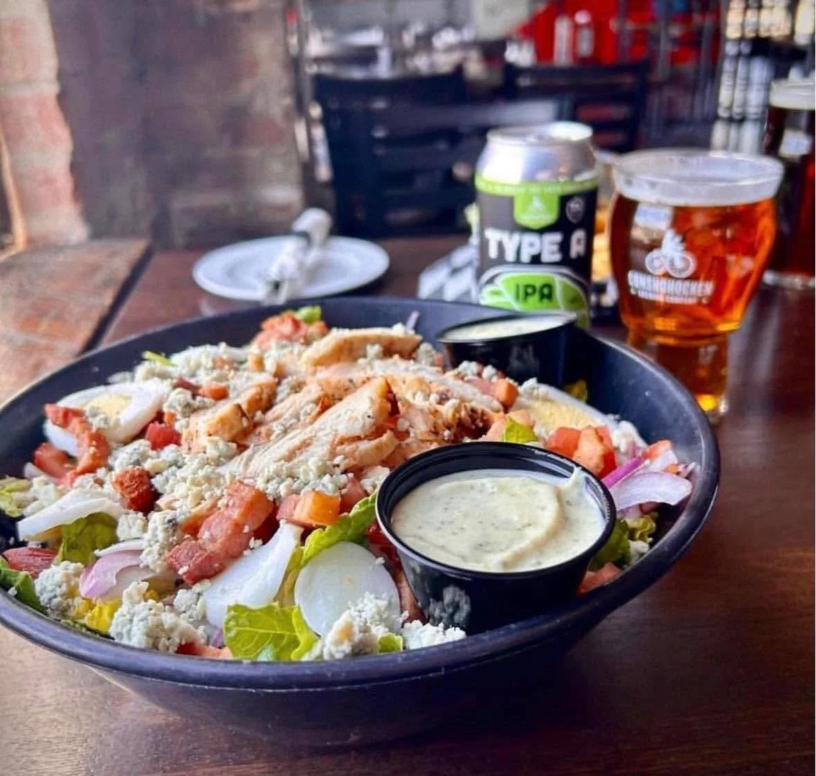 Lunch is served! Take a break and treat yourself to delicious burgers, fresh salads, and of course, craft beers that hit the spot. 🙌

We&rsquo;re here for lunch everyday. See you soon! 🍻