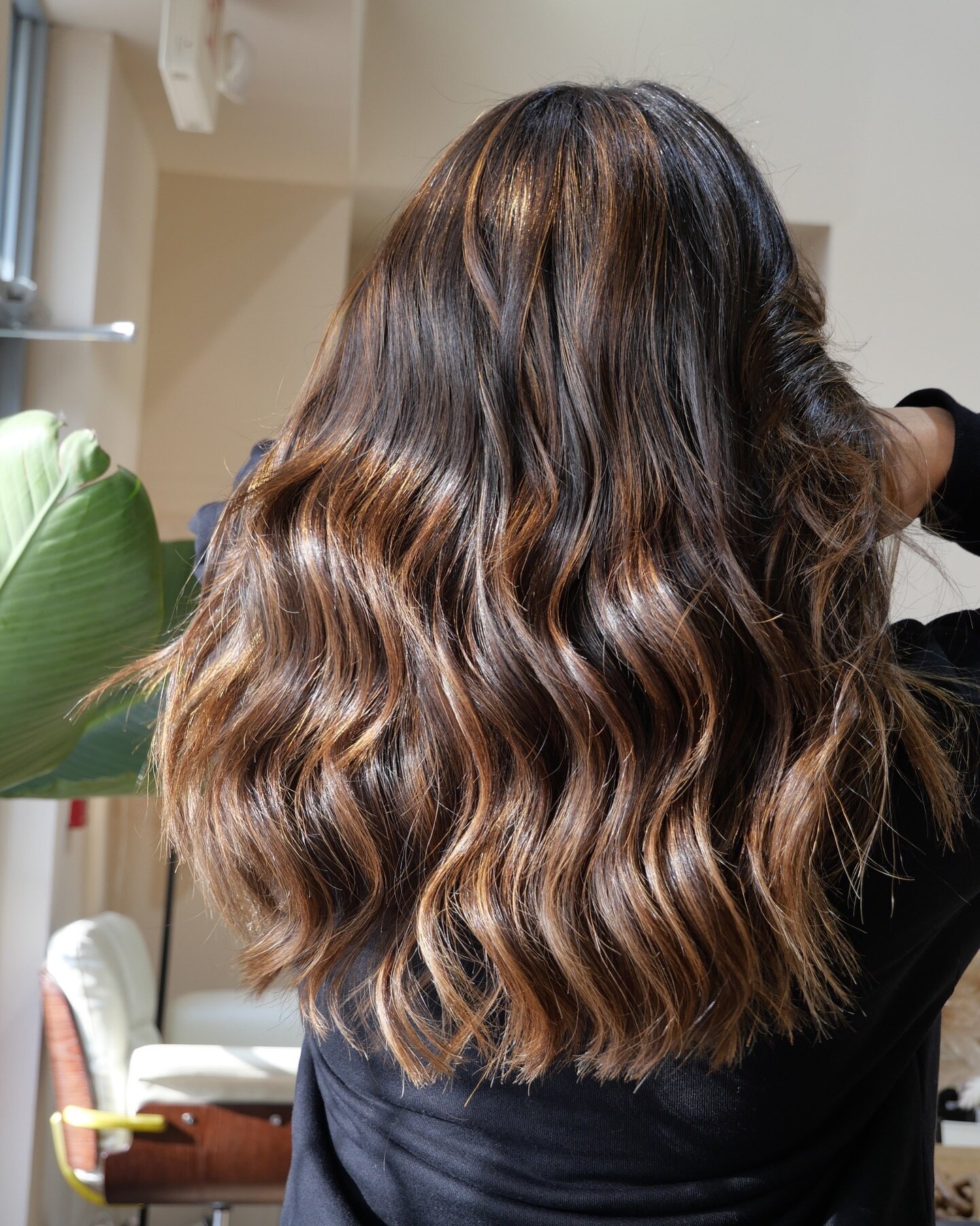 Ah-mazing hair alert! 🤩✨ Gorgeous brown highlights are a total hair must! 🤎 @mariajosedelg 

Color, Cut &amp; Styled by 💇&zwj;♀️: @mafershair_ 

For bookings, tap our link in bio! 🔗

#dafnesalon #brownhair