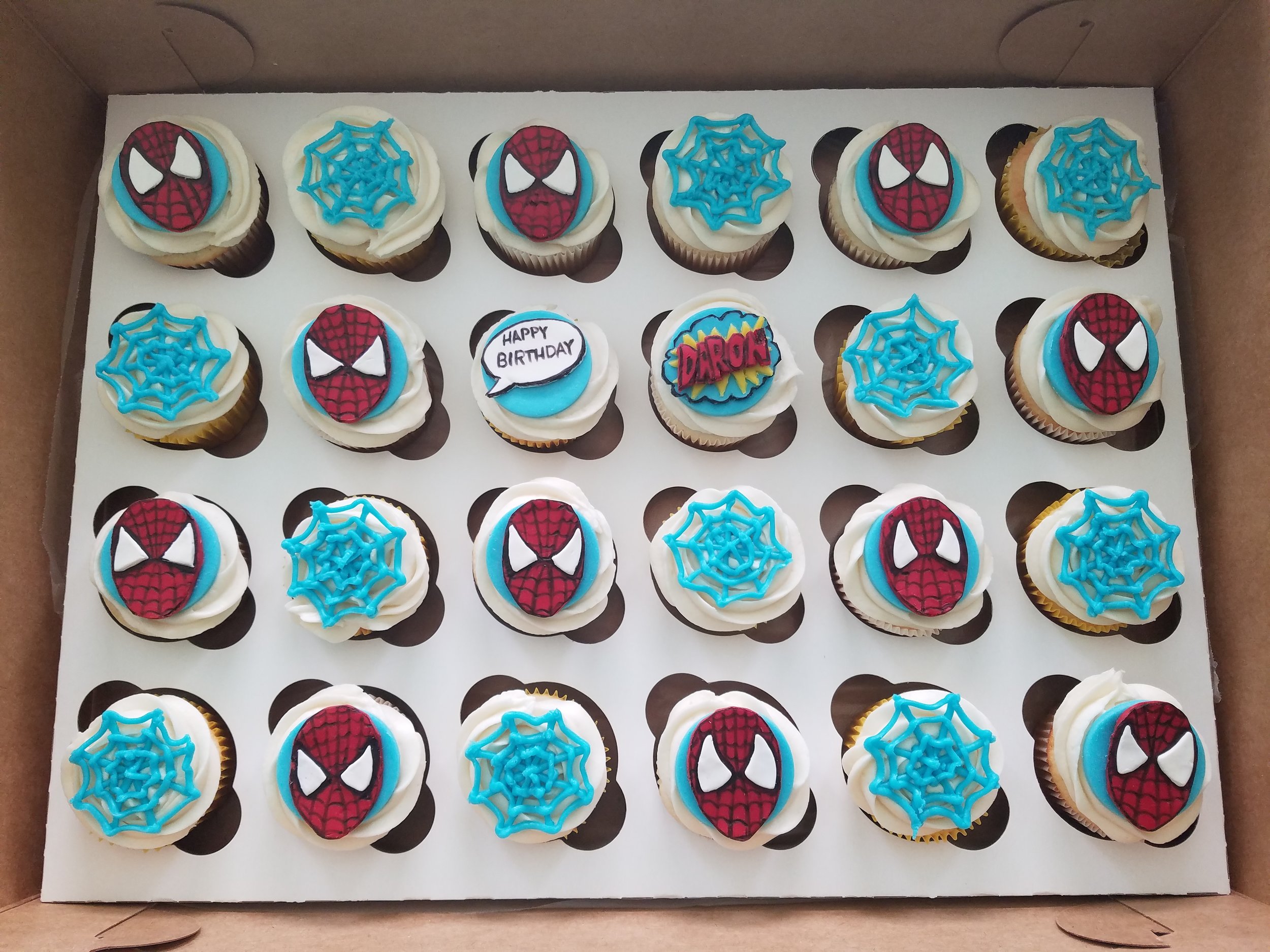 Spiderman cupcakes (candy clay).jpg