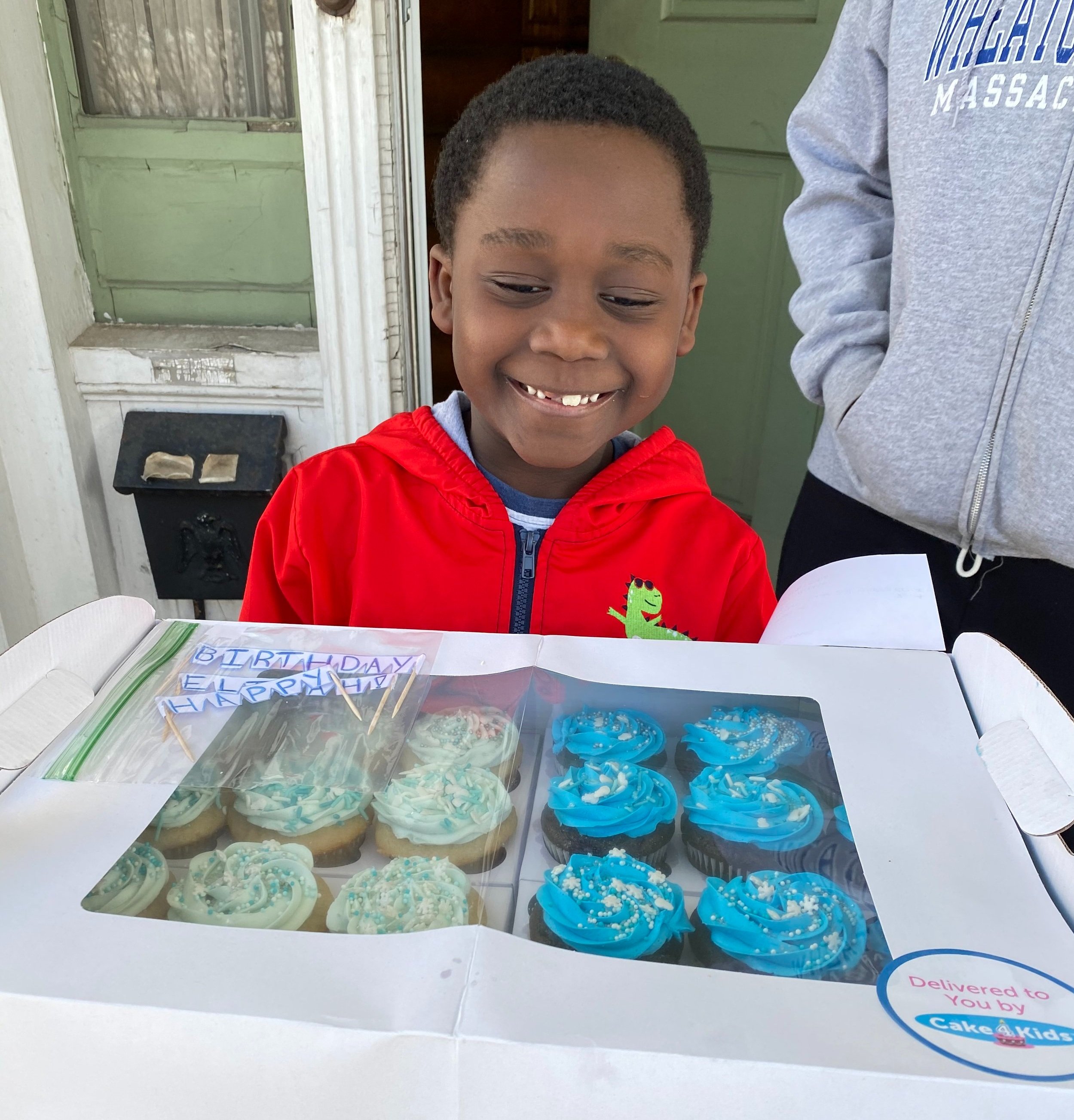 number 4 cupcake cake for boys