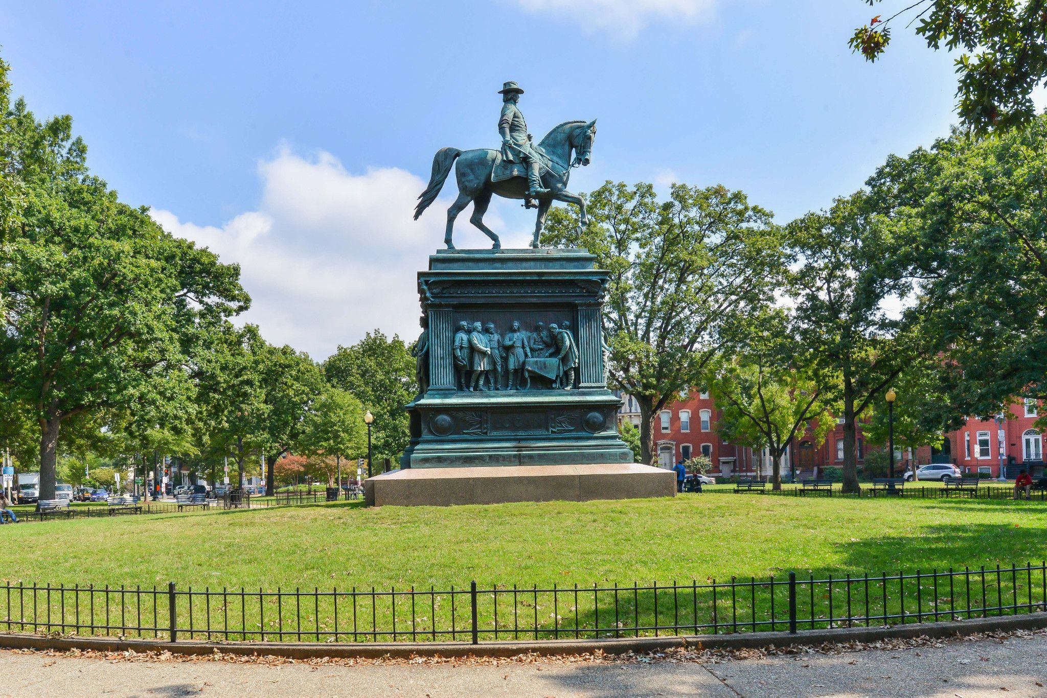 LOGAN-CIRCLE---Statue-2-.jpeg