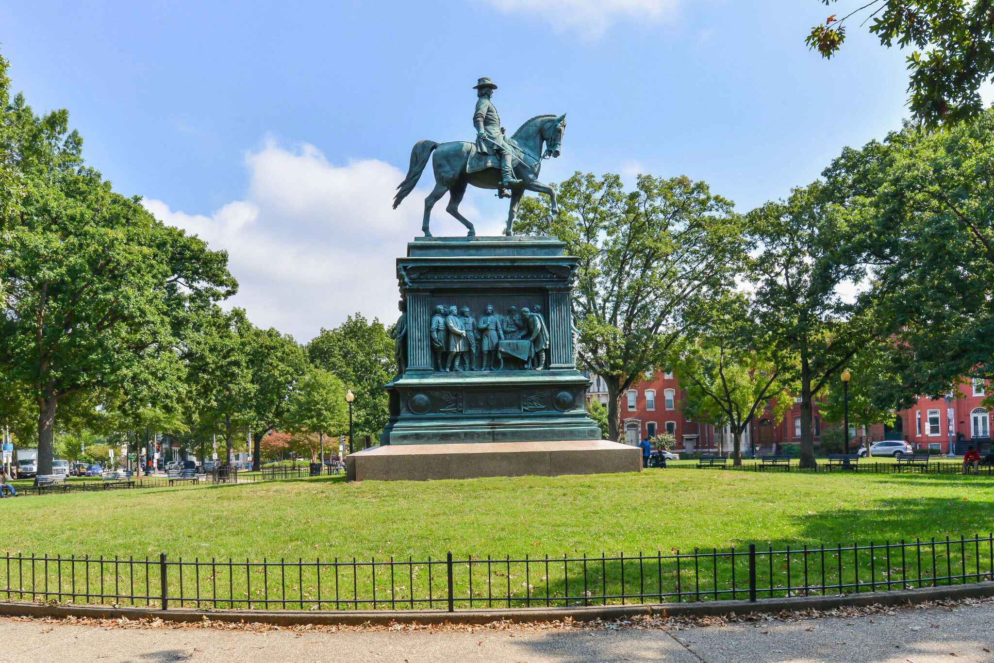 LOGAN-CIRCLE---Statue-2-.jpg