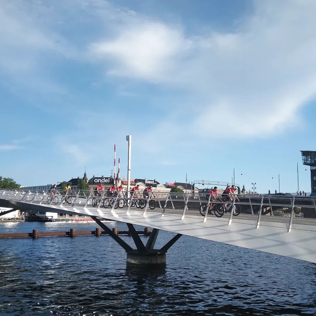 The tour de france riders finishing their Urban tour over Lille Langebro. 🚴

If just like them you want to learn more about bicycle bridges in Copenhagen, then you should join our Urban tours. We have an available spot for you on Thursdays, Fridays 