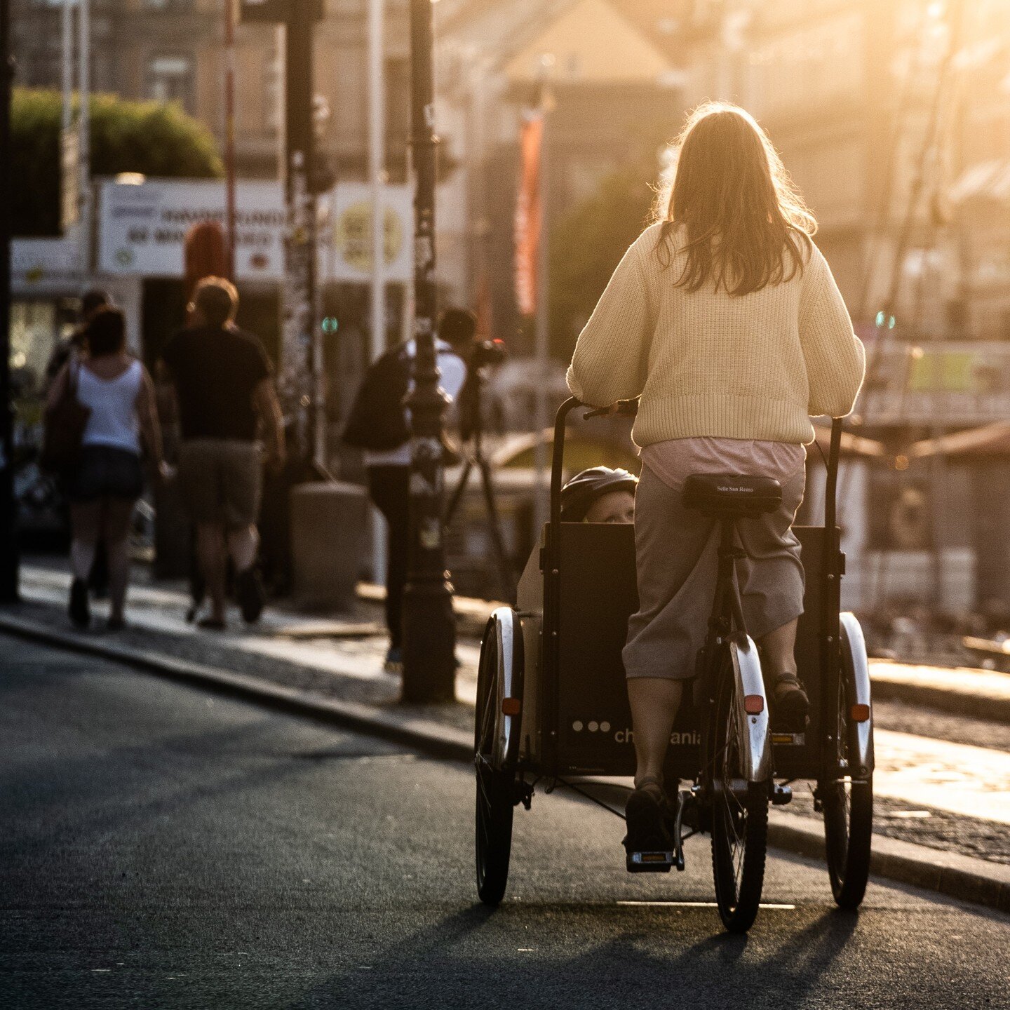 Did you know that 1 in 4 families with two kids own a cargo bike? A perfect way of getting comfortably through the city while also being able to chat about the highs and lows of the day.

Photo credit: @viggo_lundberg

#cyclingcopenhagen #copenhagen 