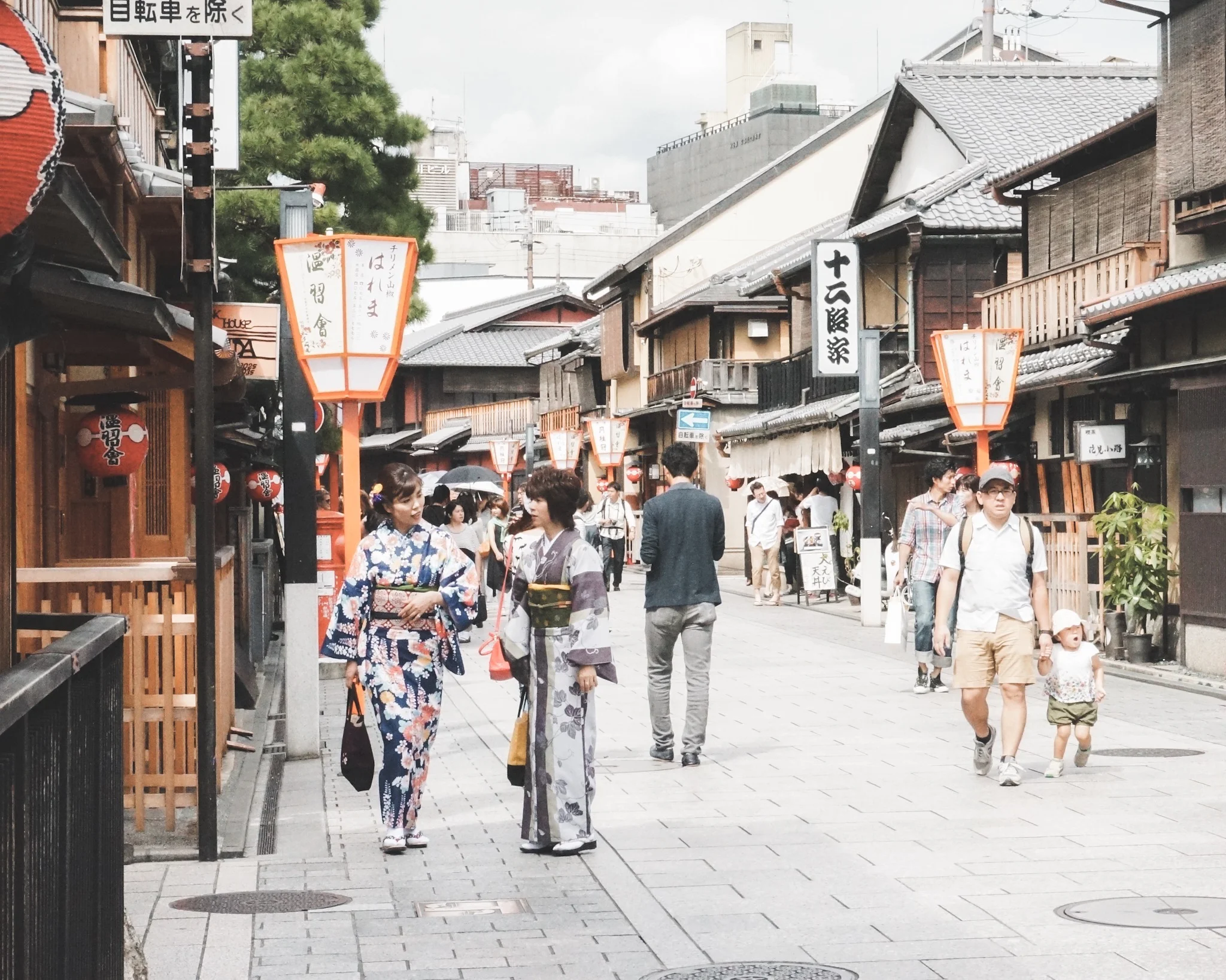 Hanamikoji-dori in gion, kyoto