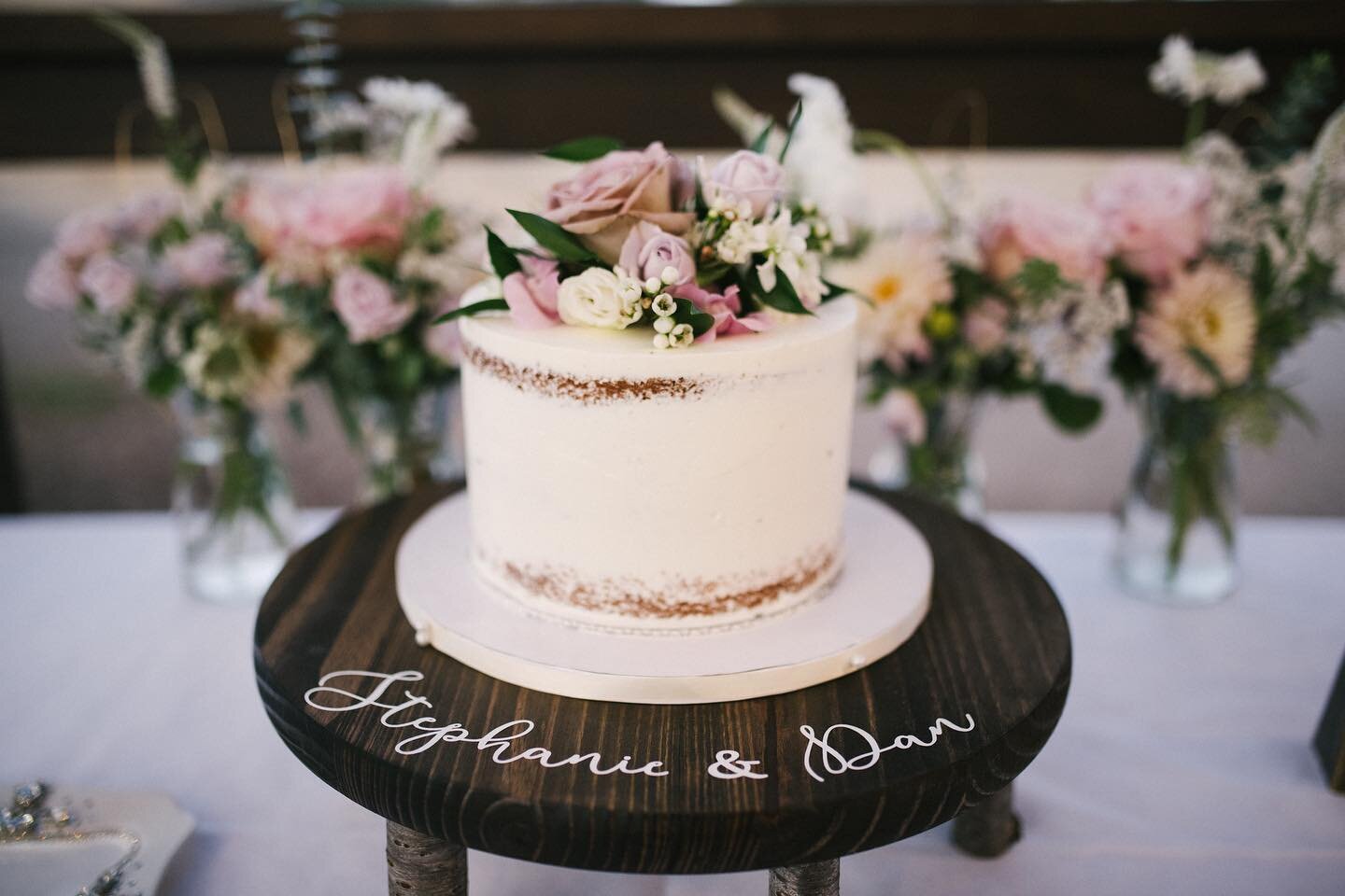 Stephanie and Dan are such a sweet couple! Just got pictures from @yvonnegollphotography and they are 🤩🔥!!!