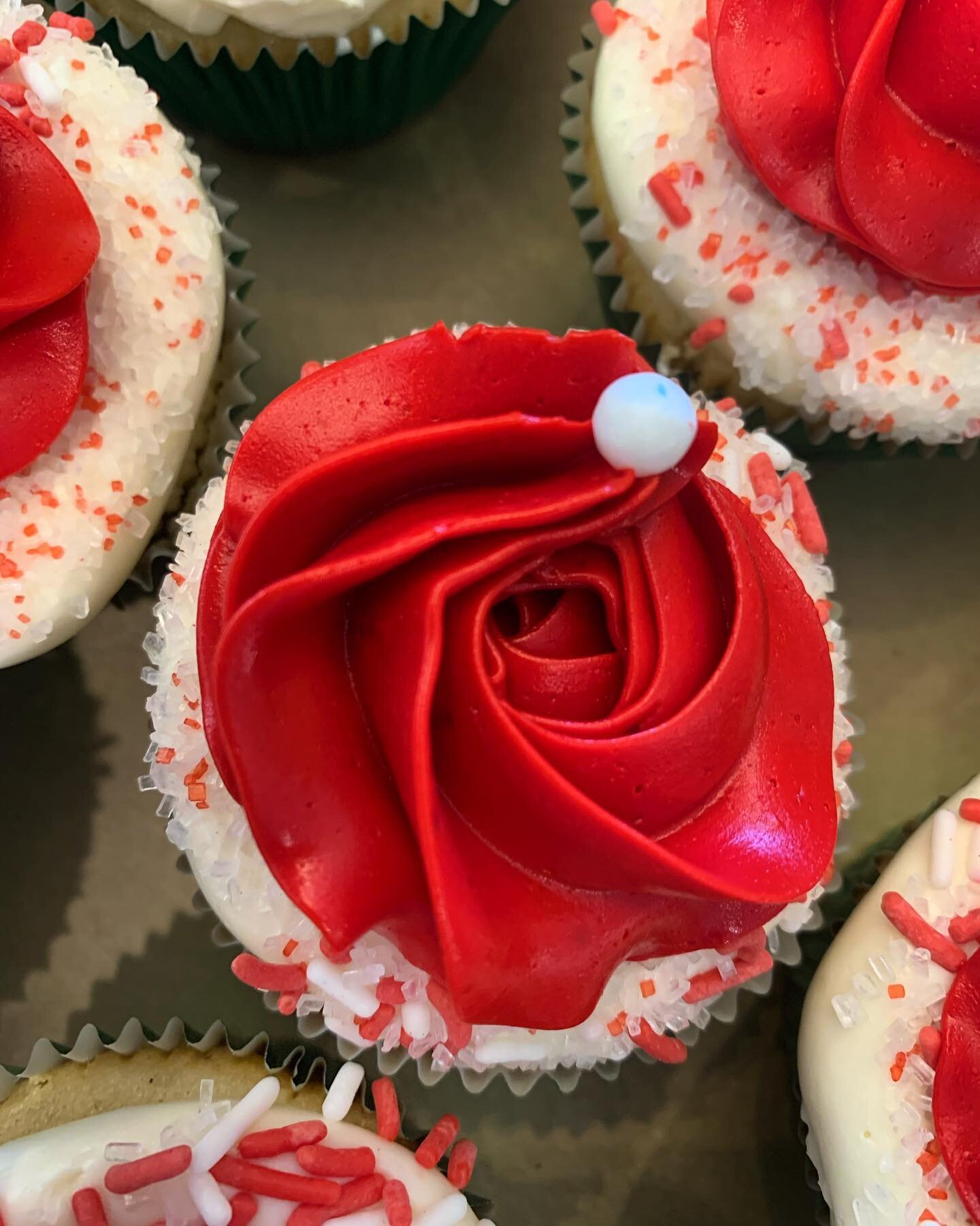 🎅Santa Hats🎅 Red, White and Green confetti cupcake with strawberry buttercream hats #pasorobles #paso #atascadero #bakery #cupcake #christmas #christmascupcakes #hostessgift #hostessgifts #holidayseason #slo #slocounty