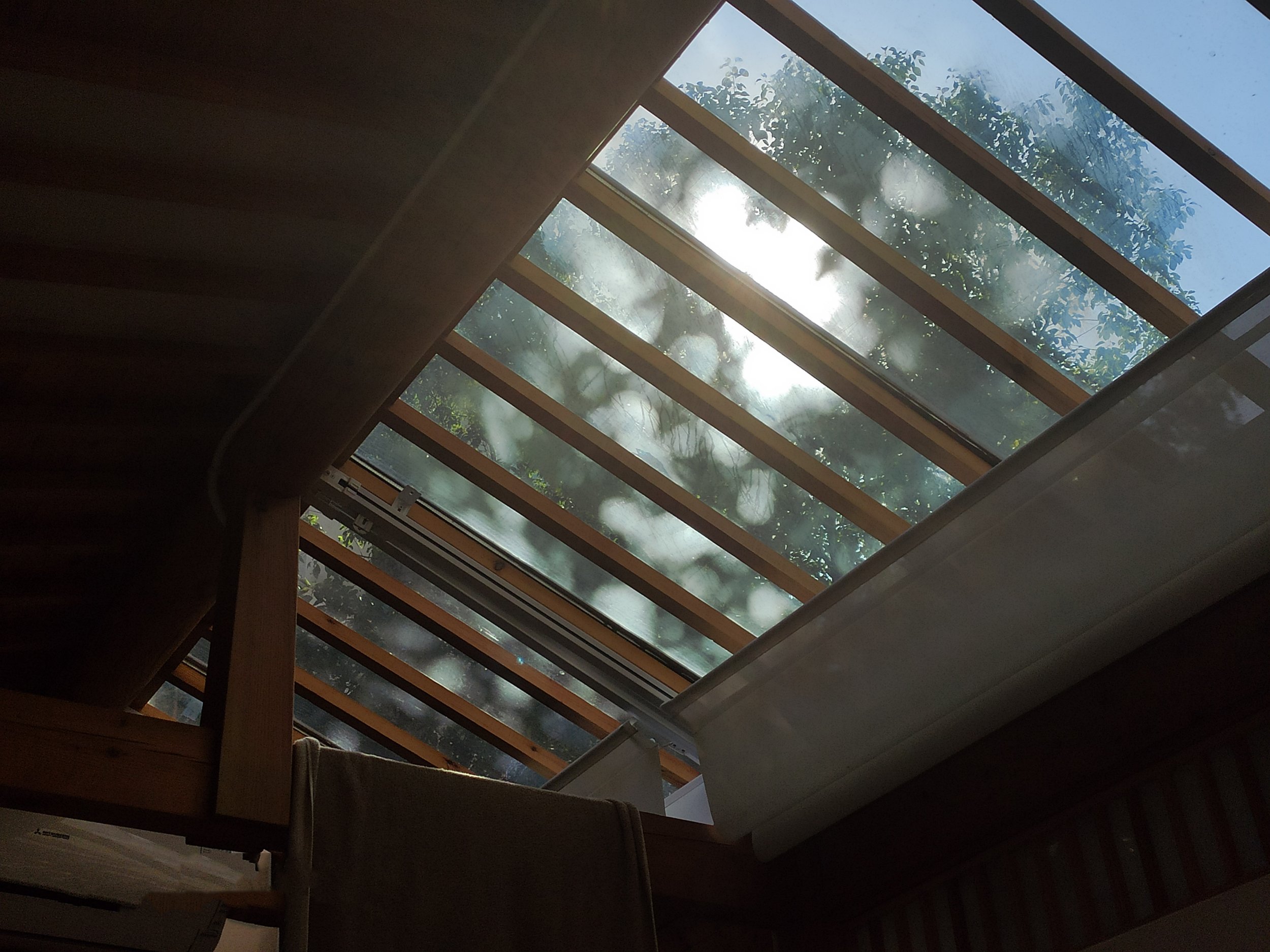 PHOTO, WEST-FACING ROOF IN THE AFTERNOON