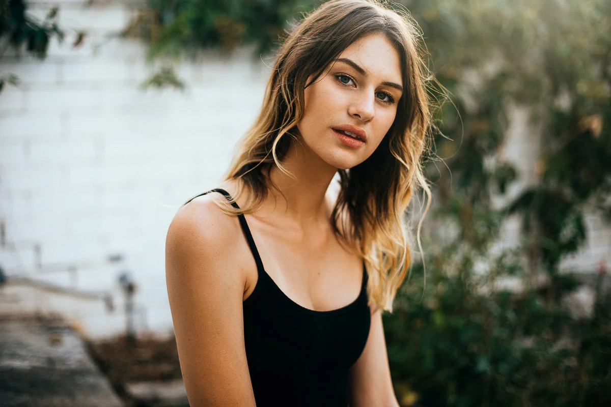 Brisbane Model Photographer Stacey Russell || Professional Australia Fashion Photography Modelling Photoshoot || Model portfolio image of girl with ombre hair in black singlet top