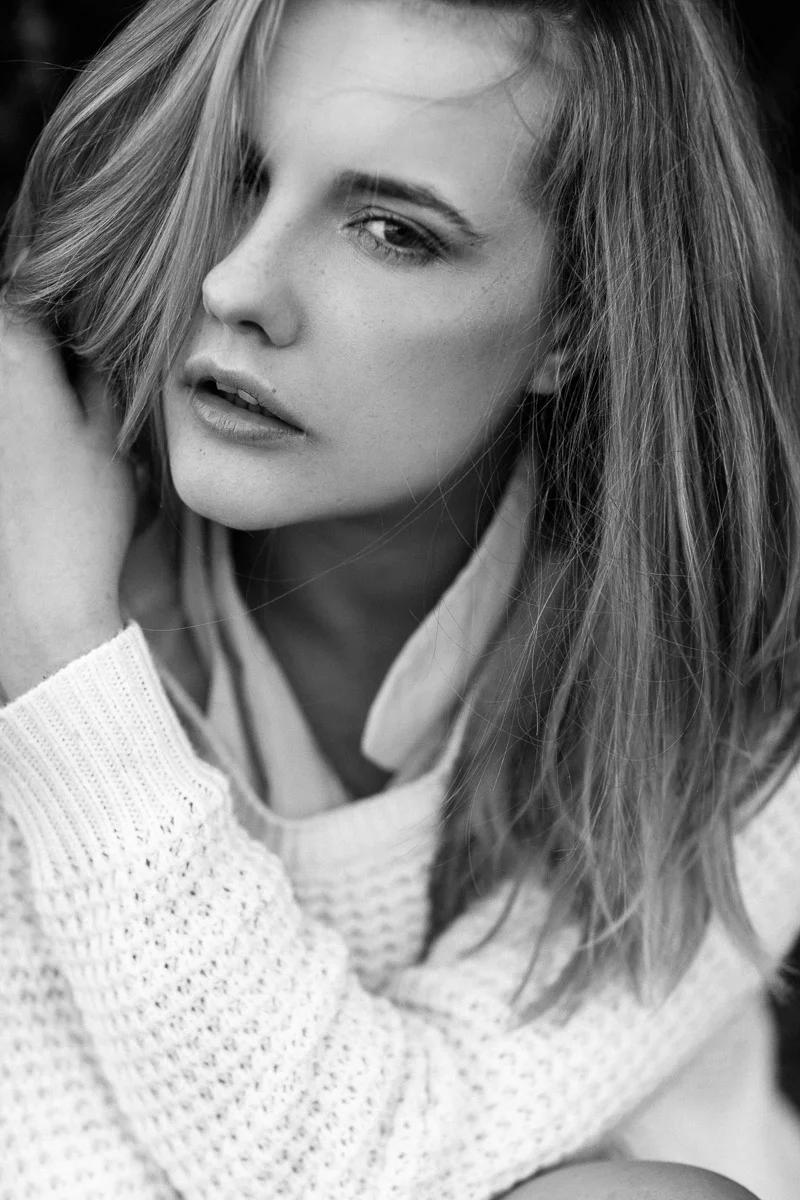 Brisbane Model Photographer Stacey Russell || Professional Australia Fashion Photography Modelling Photoshoot || Model portfolio headshot of girl in black and white wearing textured jumper (Copy)