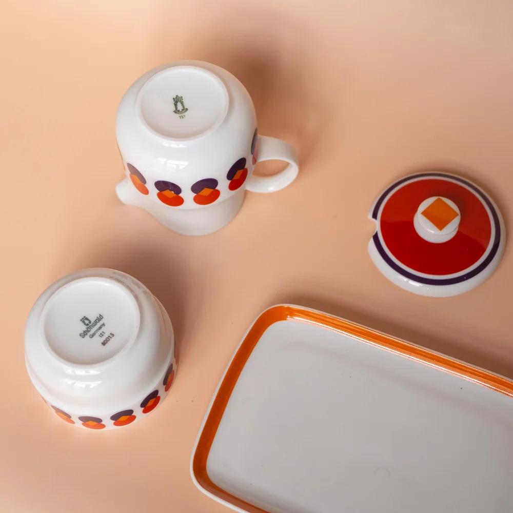 6 anciennes tasses à café avec soucoupes multicolores - faïencerie de