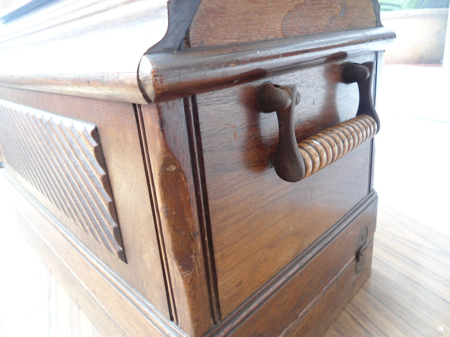 Singer 28 k. Coffin lid wooden box