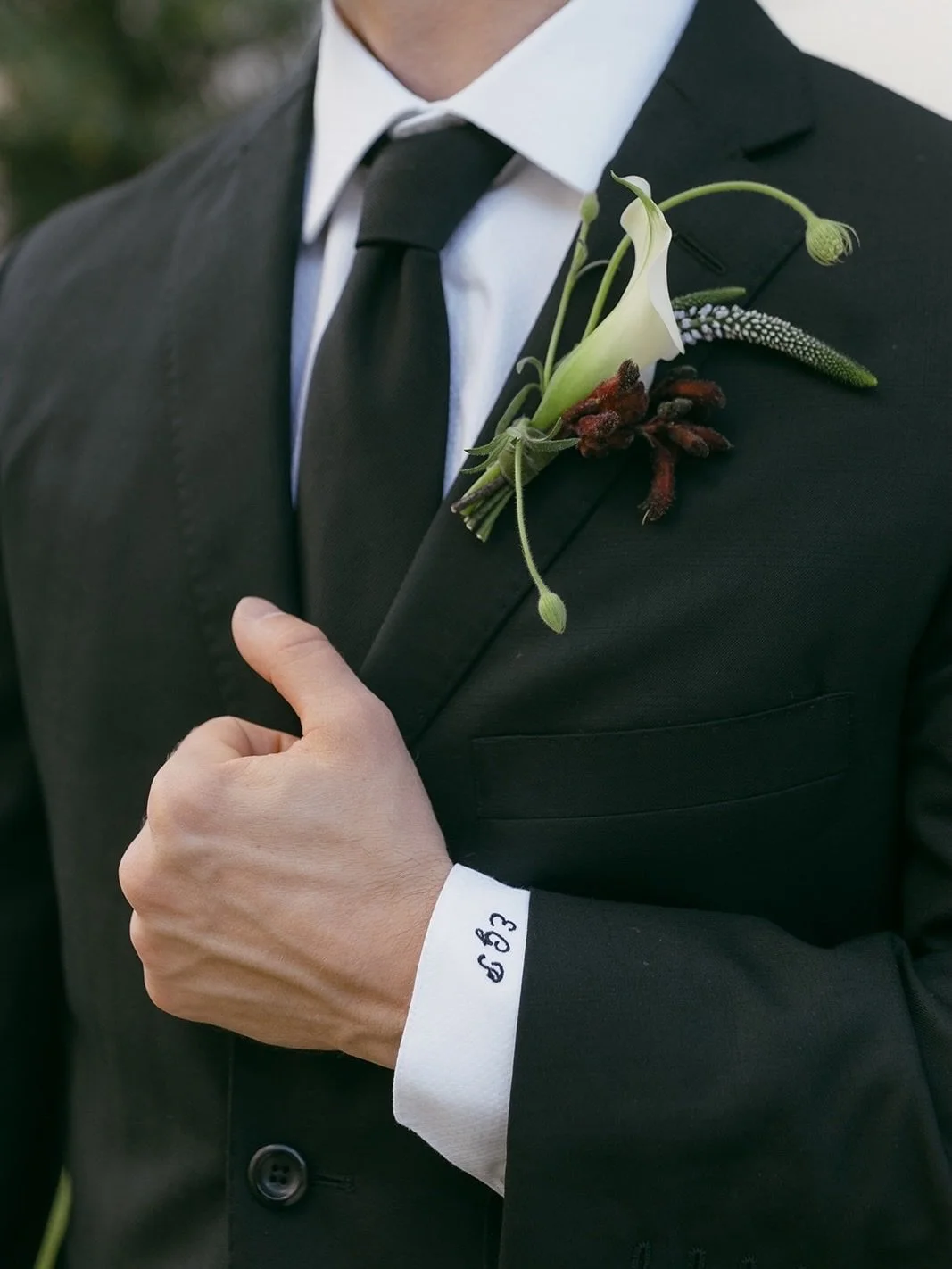 A single stem rose could never.

While a classic rose is timeless, we&rsquo;re busy rewriting the script. 💅🏻

Our boutonni&egrave;res are designed to be miniature masterpieces&mdash;because your lapel deserves more than just a &ldquo;standard&rdquo